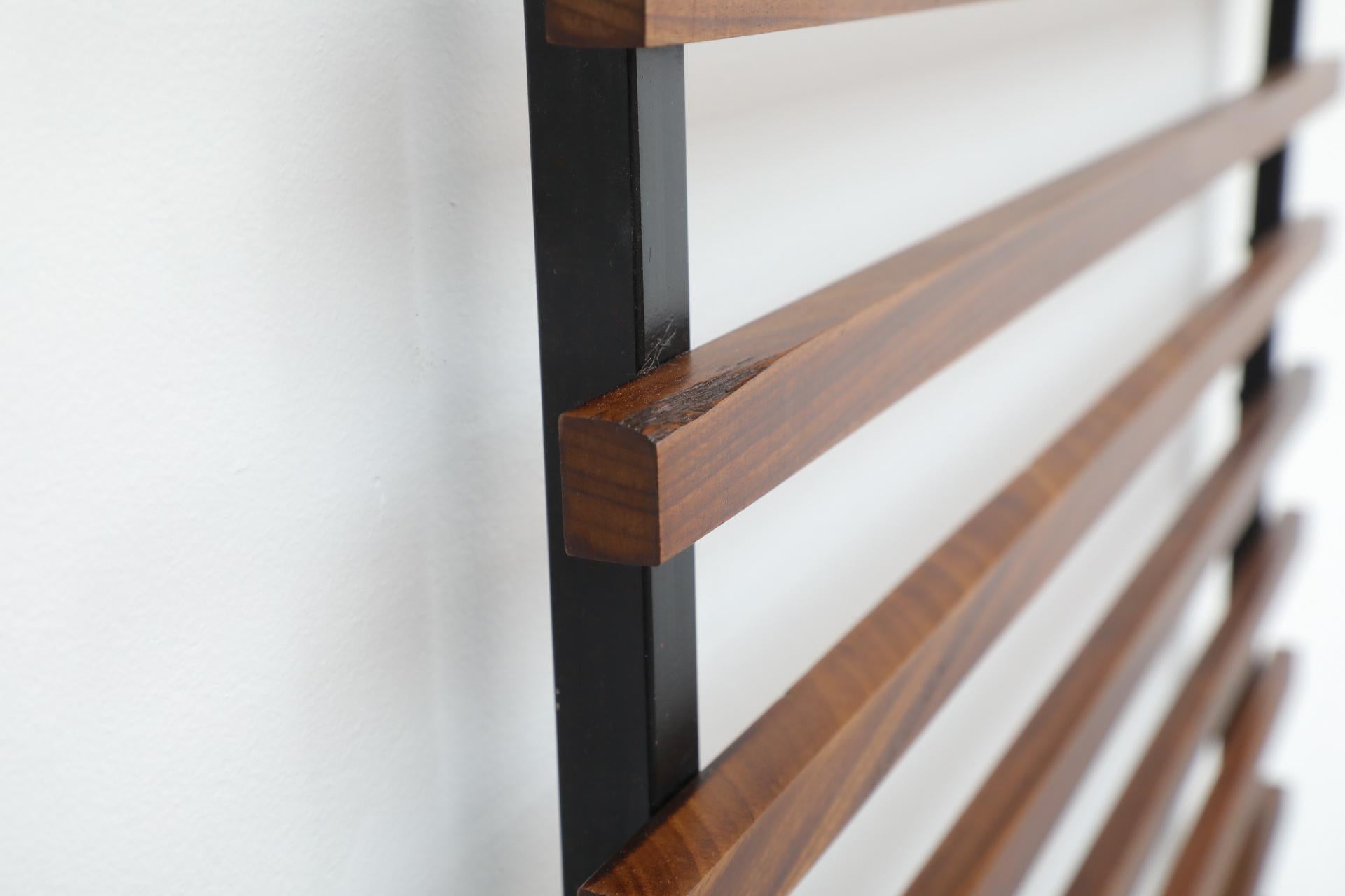 Appendiabiti da parete a doghe in teak italiano di metà secolo e quattro ganci in filo metallico piegato in vendita 6