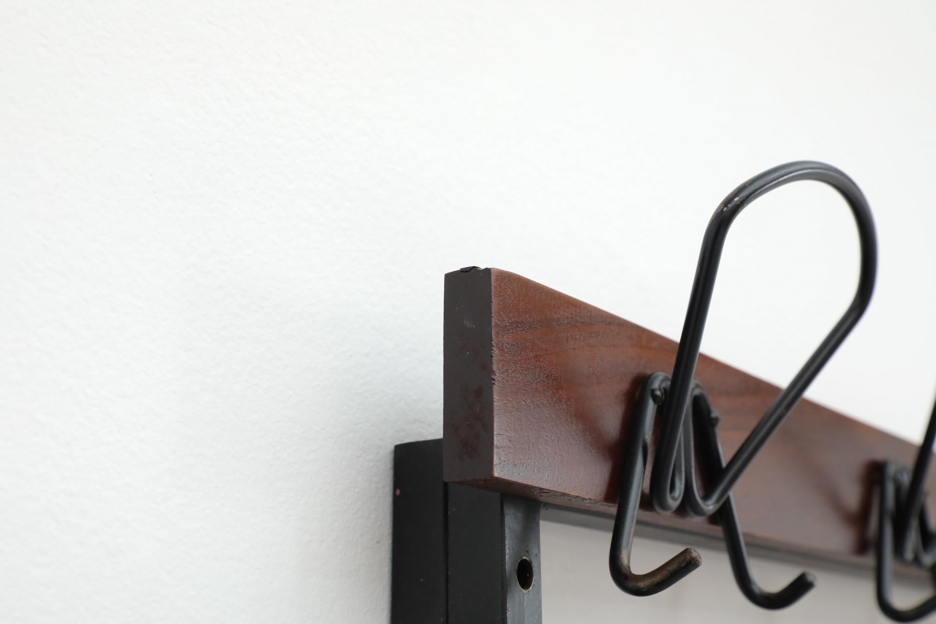 Appendiabiti da parete a doghe in teak italiano di metà secolo e quattro ganci in filo metallico piegato in vendita 7