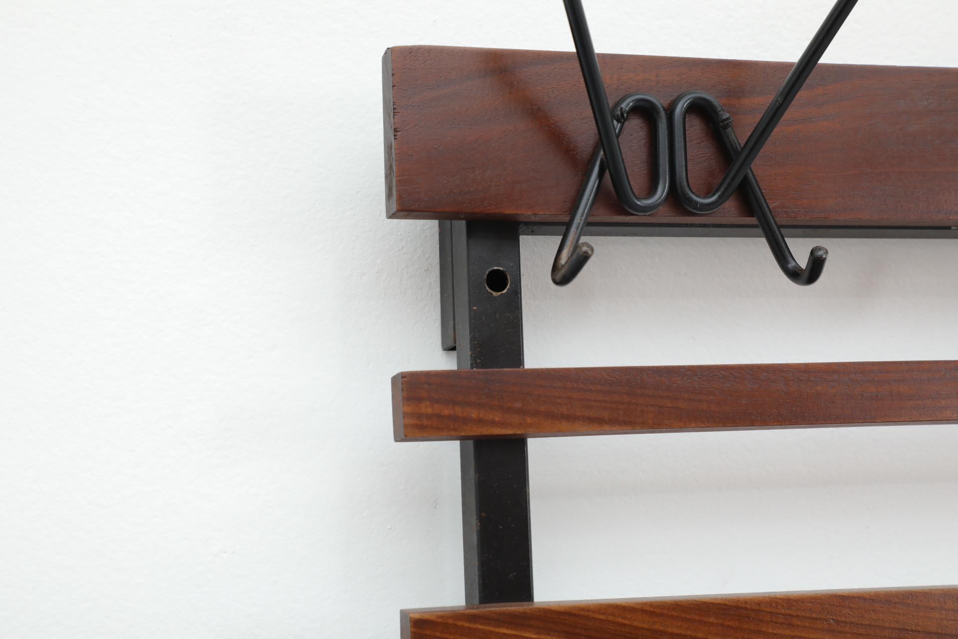Appendiabiti da parete a doghe in teak italiano di metà secolo e quattro ganci in filo metallico piegato in vendita 8