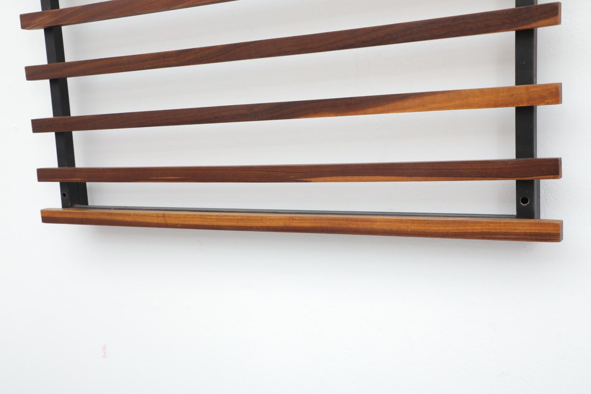 Appendiabiti da parete a doghe in teak italiano di metà secolo e quattro ganci in filo metallico piegato in vendita 9