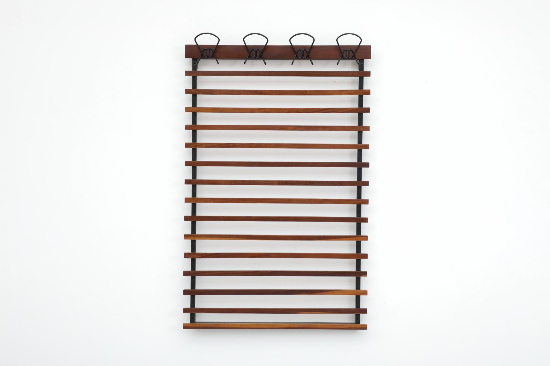 Mid-Century moderno Appendiabiti da parete a doghe in teak italiano di metà secolo e quattro ganci in filo metallico piegato in vendita
