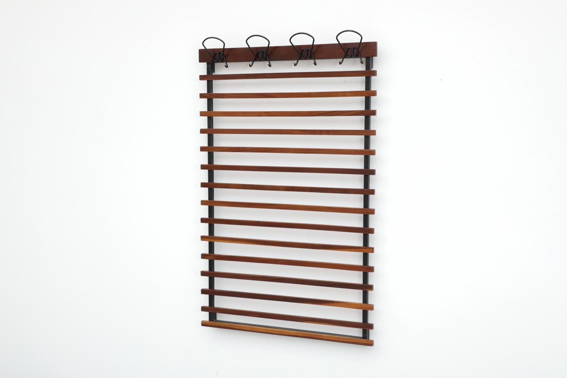 Italiano Appendiabiti da parete a doghe in teak italiano di metà secolo e quattro ganci in filo metallico piegato in vendita