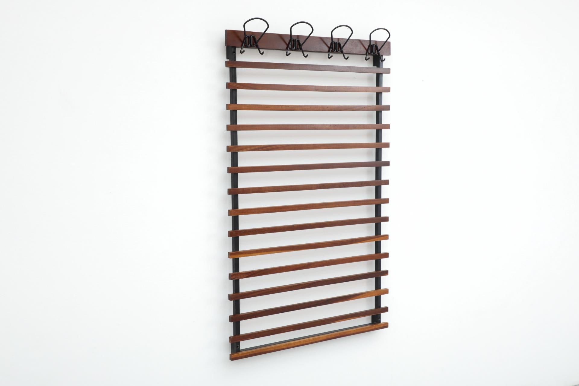 Smaltato Appendiabiti da parete a doghe in teak italiano di metà secolo e quattro ganci in filo metallico piegato in vendita