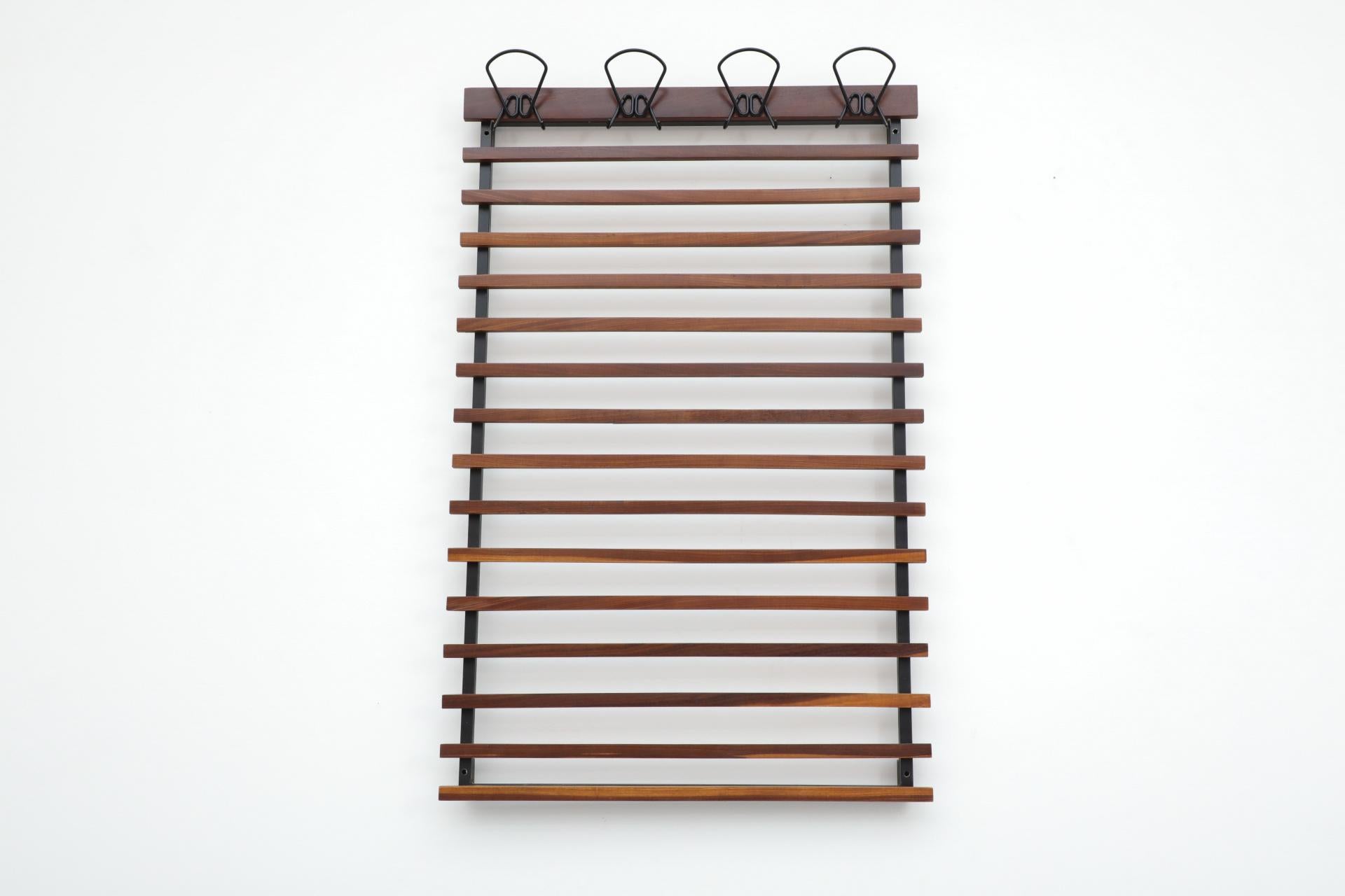 Appendiabiti da parete a doghe in teak italiano di metà secolo e quattro ganci in filo metallico piegato In condizioni buone in vendita a Los Angeles, CA