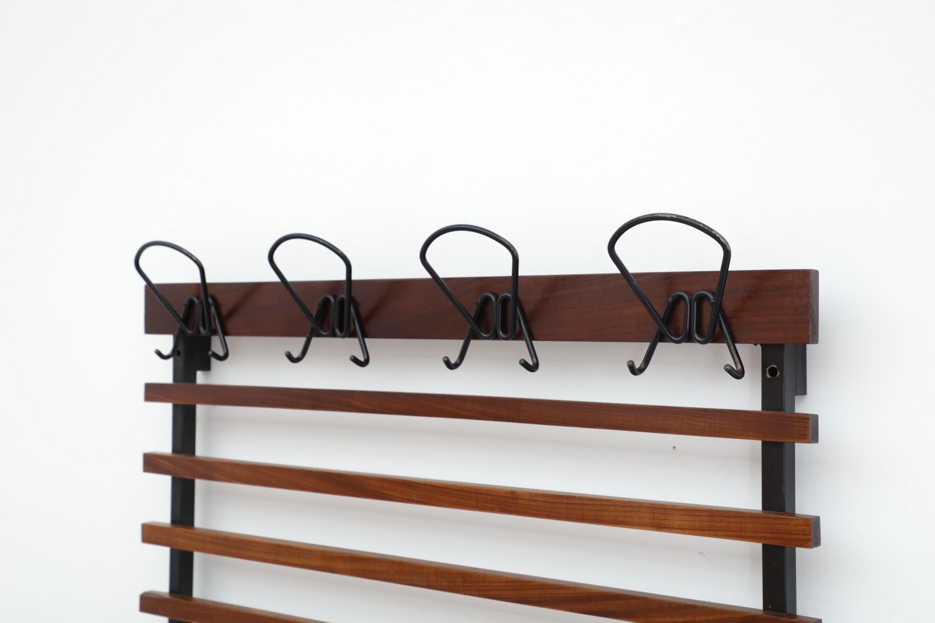 XX secolo Appendiabiti da parete a doghe in teak italiano di metà secolo e quattro ganci in filo metallico piegato in vendita