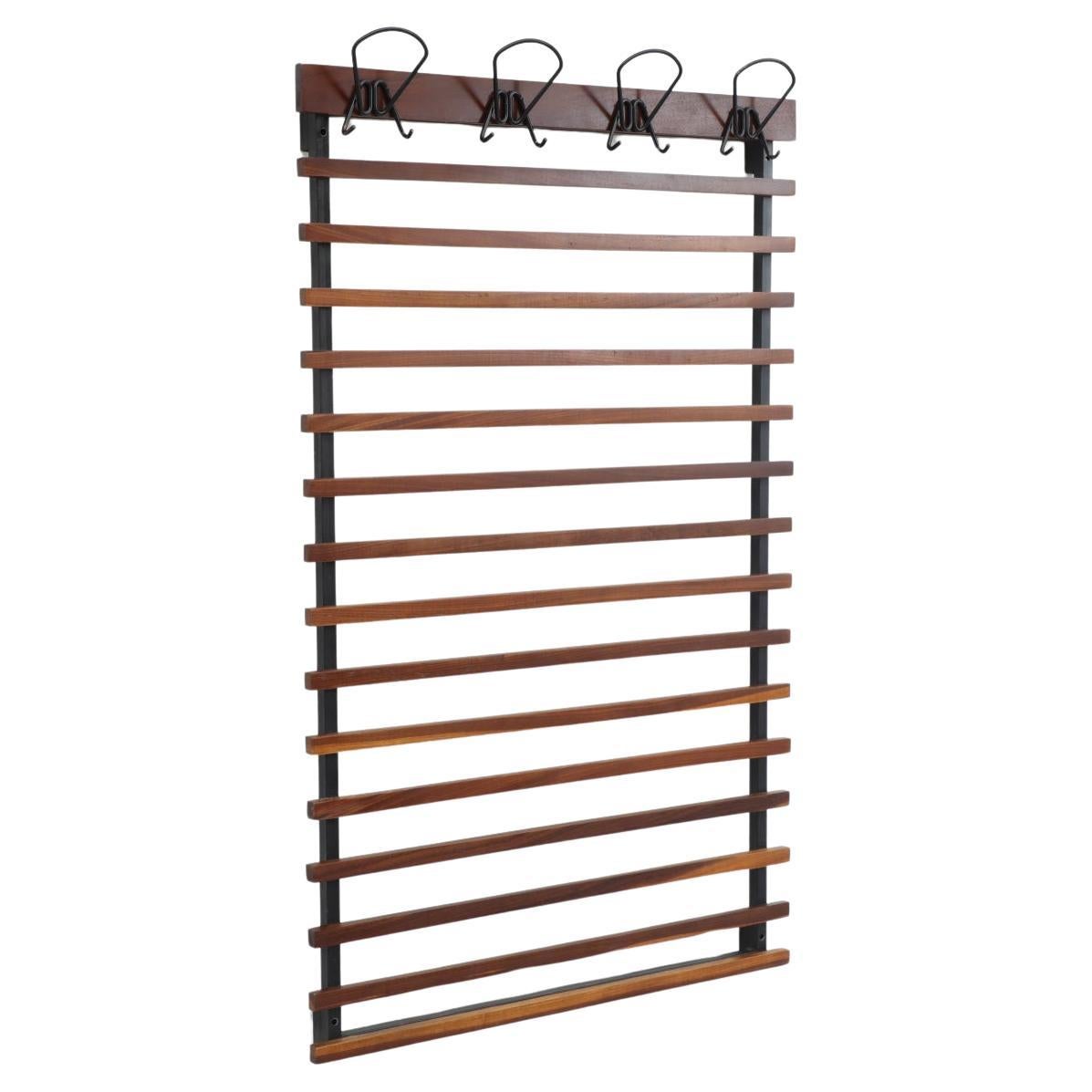 Perchero de pared de listones de teca italiana de mediados de siglo y cuatro ganchos de alambre doblado