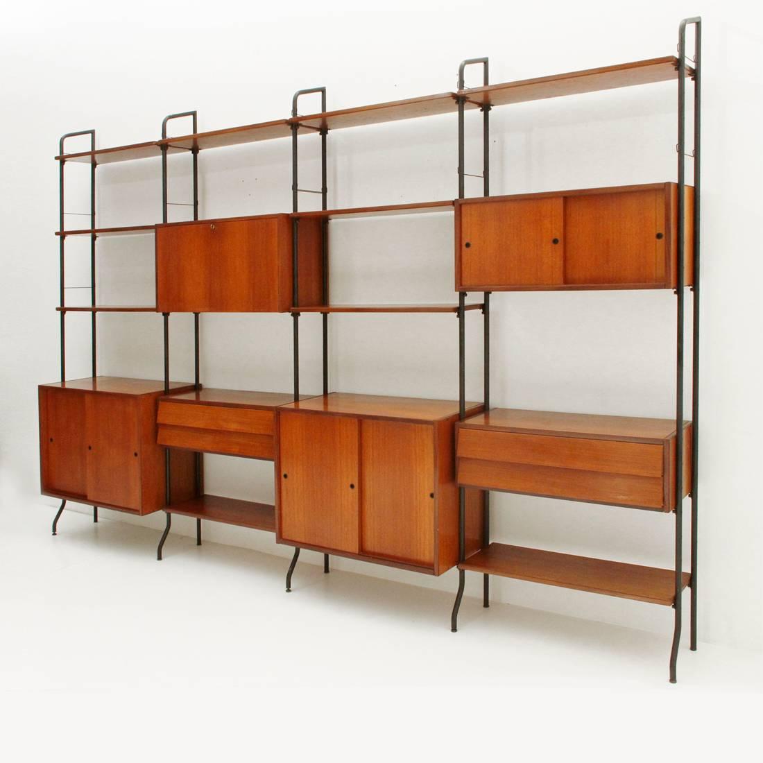 Midcentury Italian Teak Wall Unit Model Aedes by Amma Torino, 1950s In Good Condition In Savona, IT