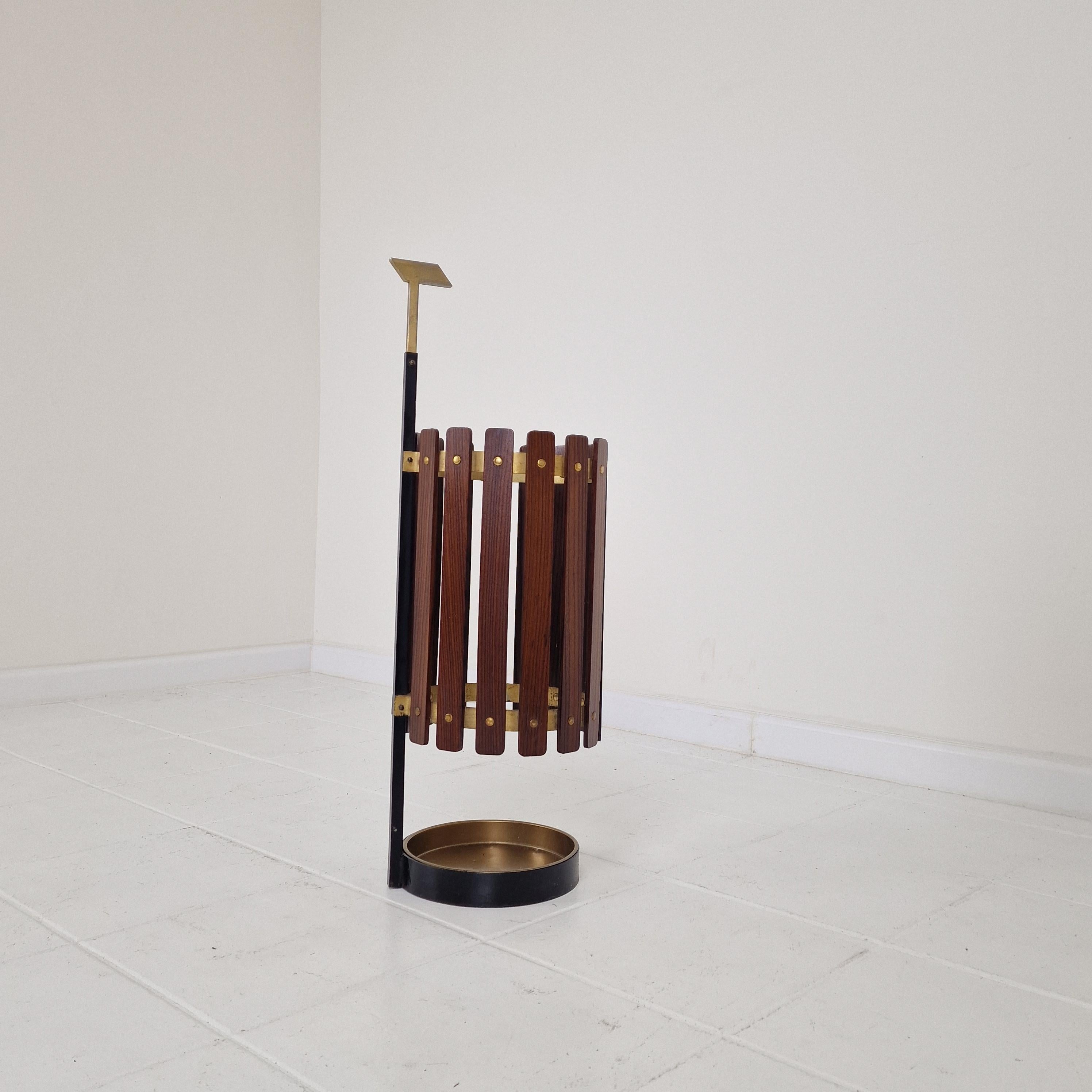 Stunning Italian umbrella stand fabricated in the 1950s. 

It is made of teak wood and gilded metal with a brass bottom.

It is in good condition for its age, traces of wear over time on the bottom shelf (umbrella tips), see the pictures. 

We work