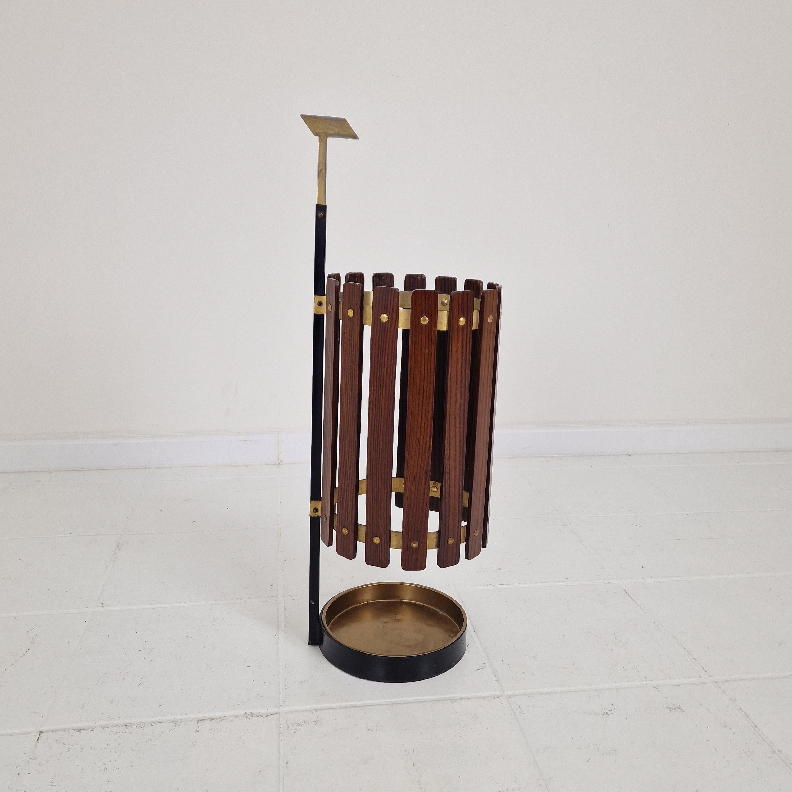 Mid Century Italian Teak Wooden Umbrella Stand, 1950s In Good Condition For Sale In Oud Beijerland, NL