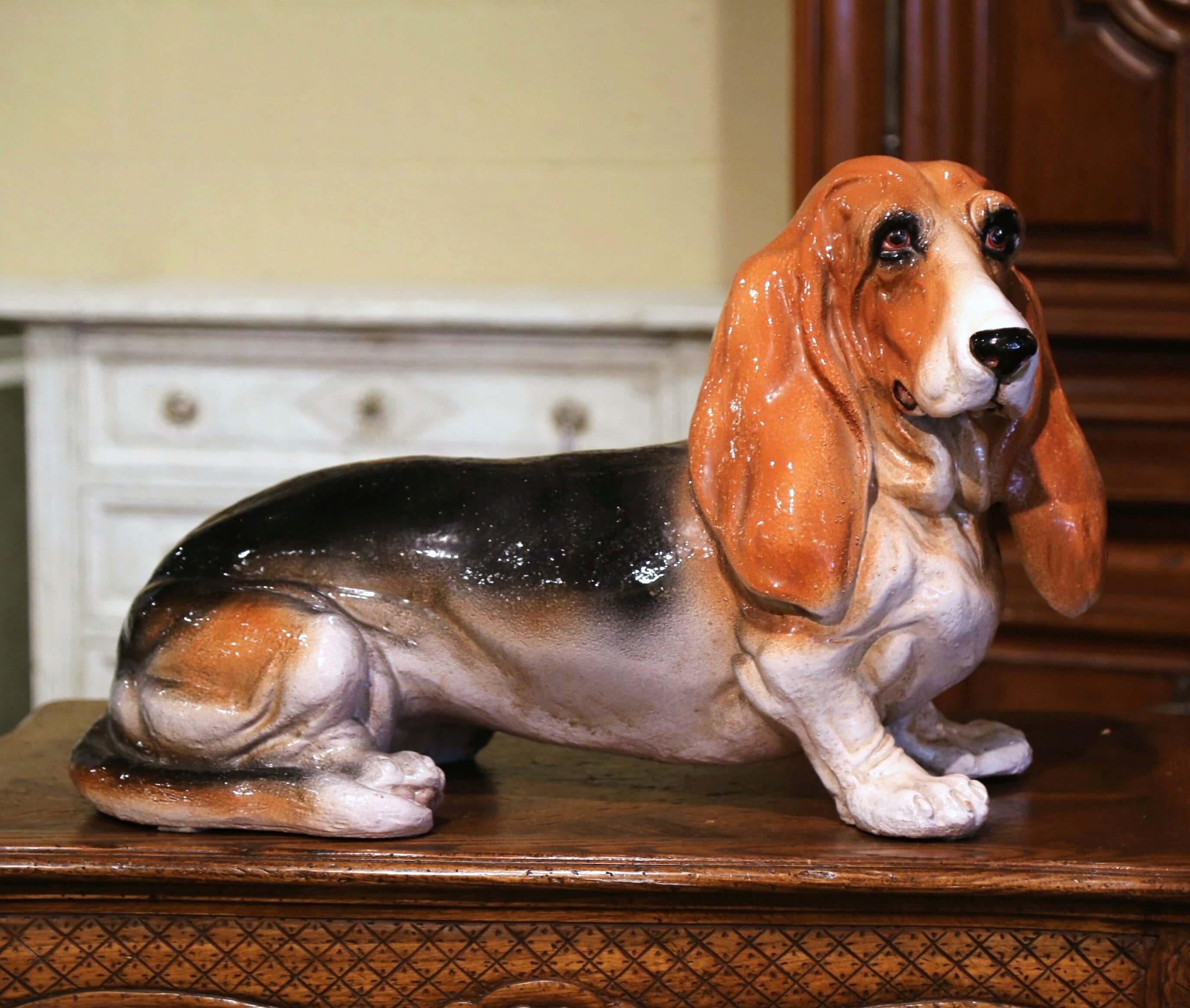 Italienische Terrakotta-Skulptur eines Basset-Hundes aus der Mitte des Jahrhunderts, Barbotine (Keramik) im Angebot
