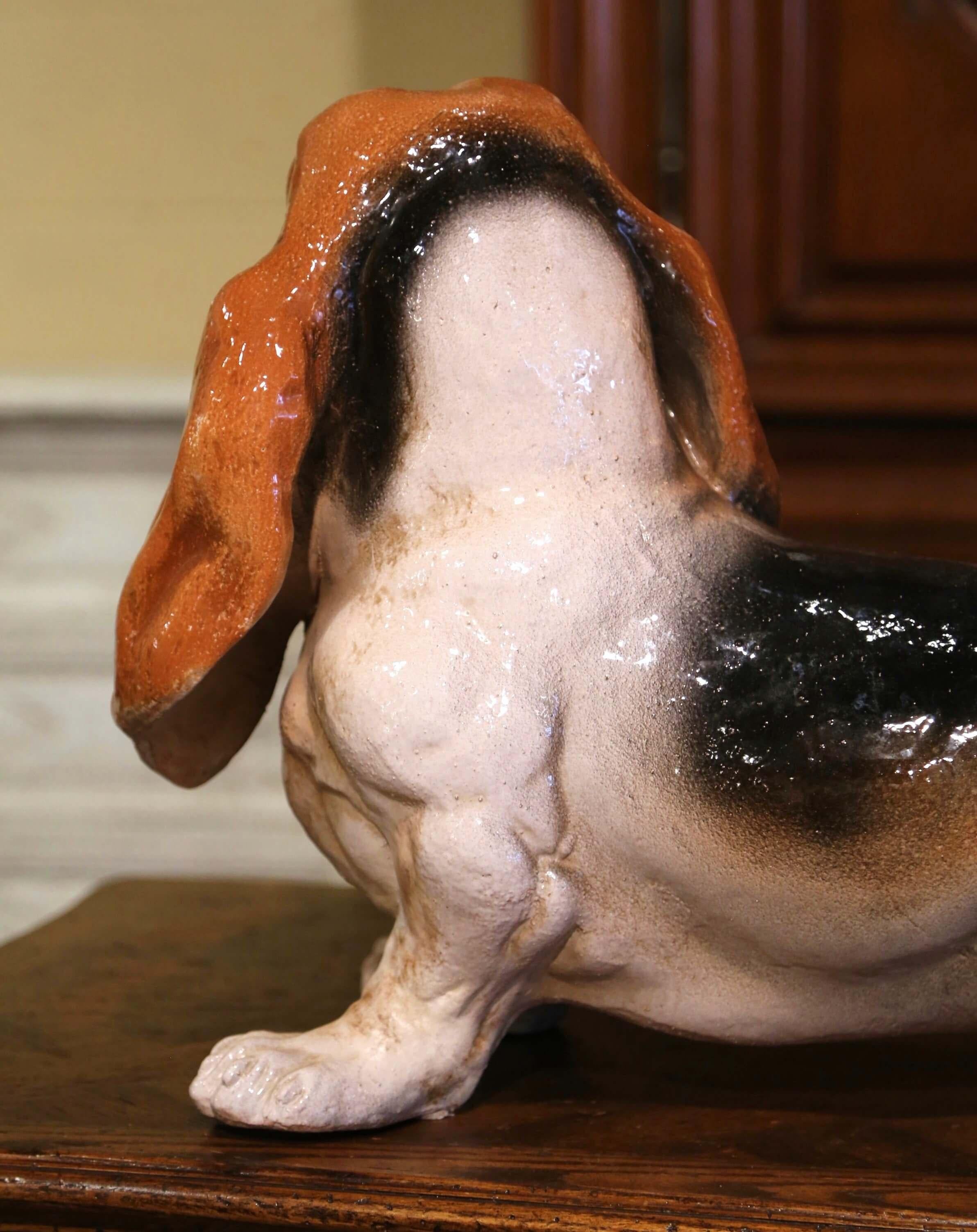 Italienische Terrakotta-Skulptur eines Basset-Hundes aus der Mitte des Jahrhunderts, Barbotine im Angebot 3