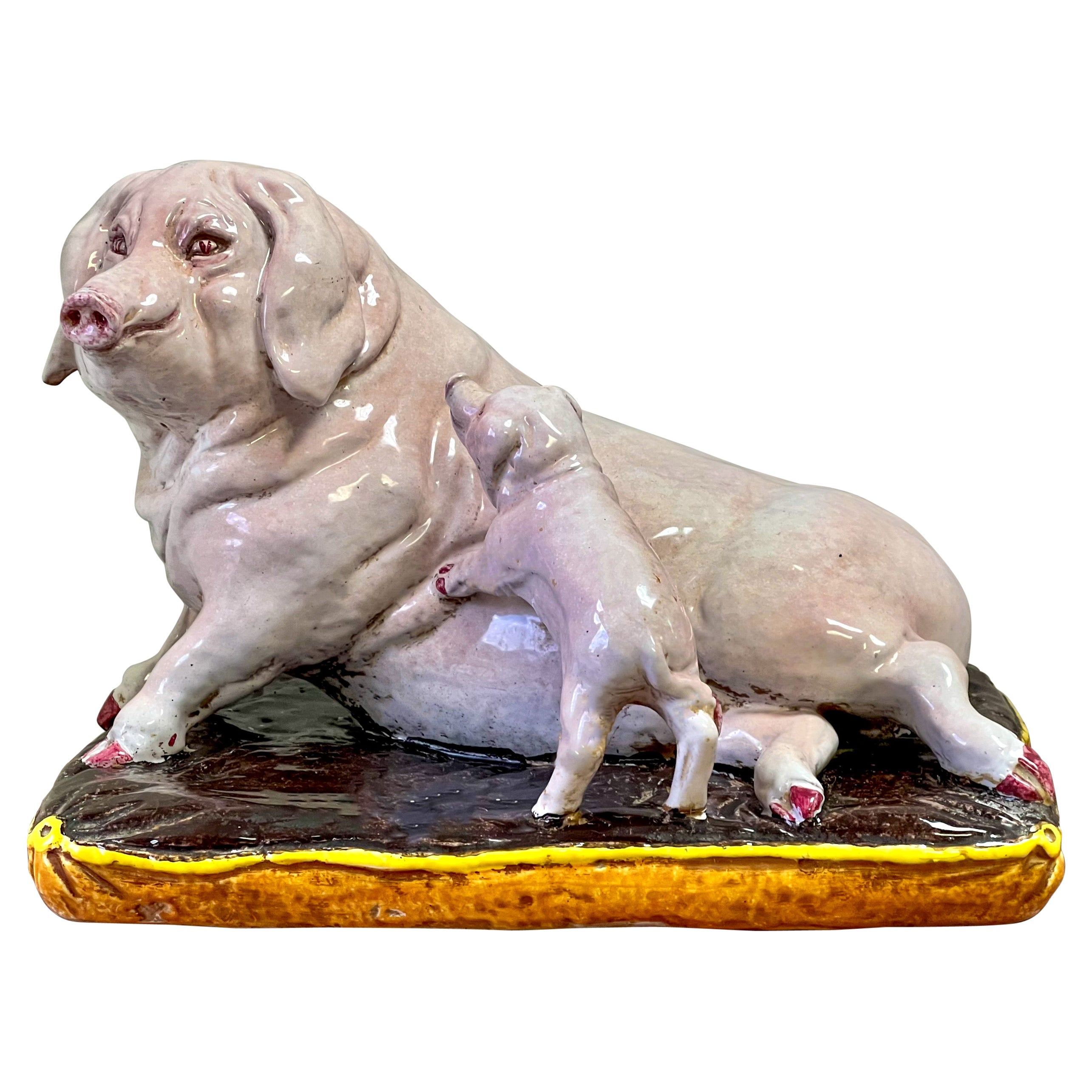 Figurina di metà secolo in terracotta italiana dipinta a mano con mamma maiale e bambino su cuscino