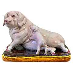 Figurina di metà secolo in terracotta italiana dipinta a mano con mamma maiale e bambino su cuscino