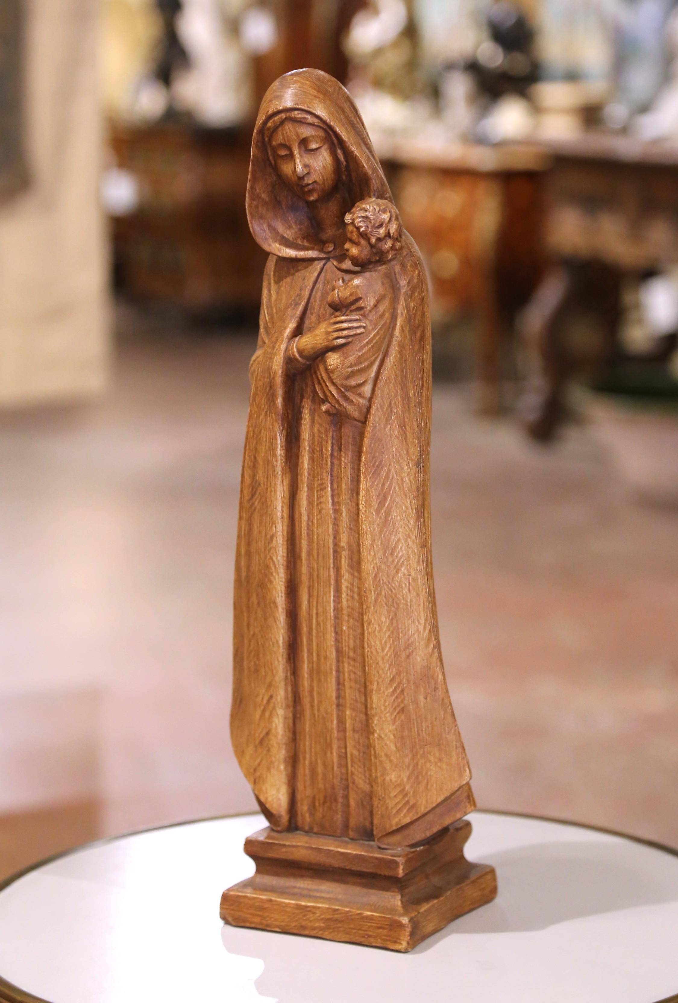 Incarnando la grazia e la tranquilla devozione, questa scultura in terracotta della Madonna con Bambino, finemente modellata, è stata realizzata in Italia intorno al 1950. Disegnato da S. Melani e prodotto da Arnova, un rispettato produttore di