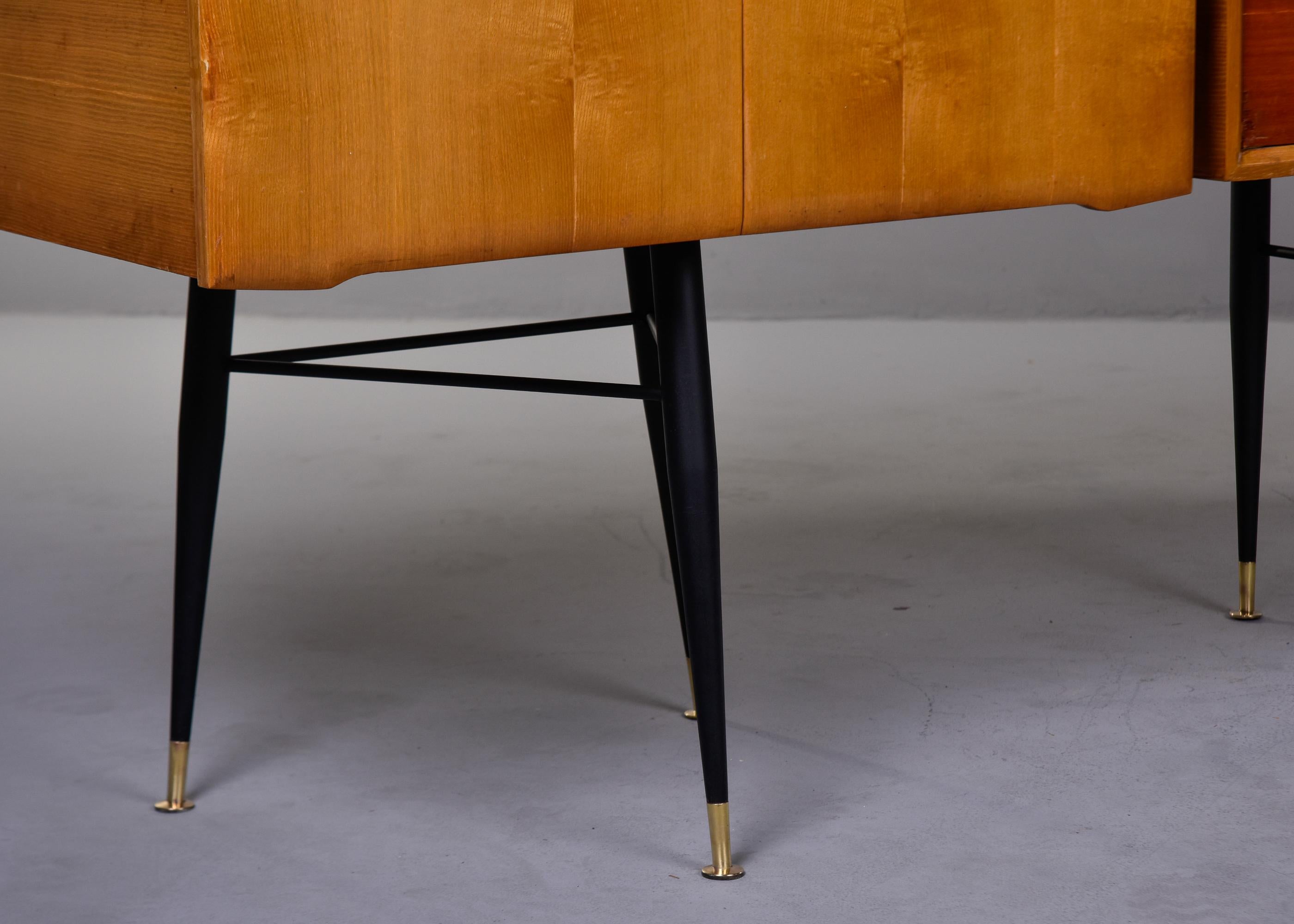 Buffet italien du milieu du siècle dernier à trois niveaux de couleur blonde avec pieds noirs en vente 7