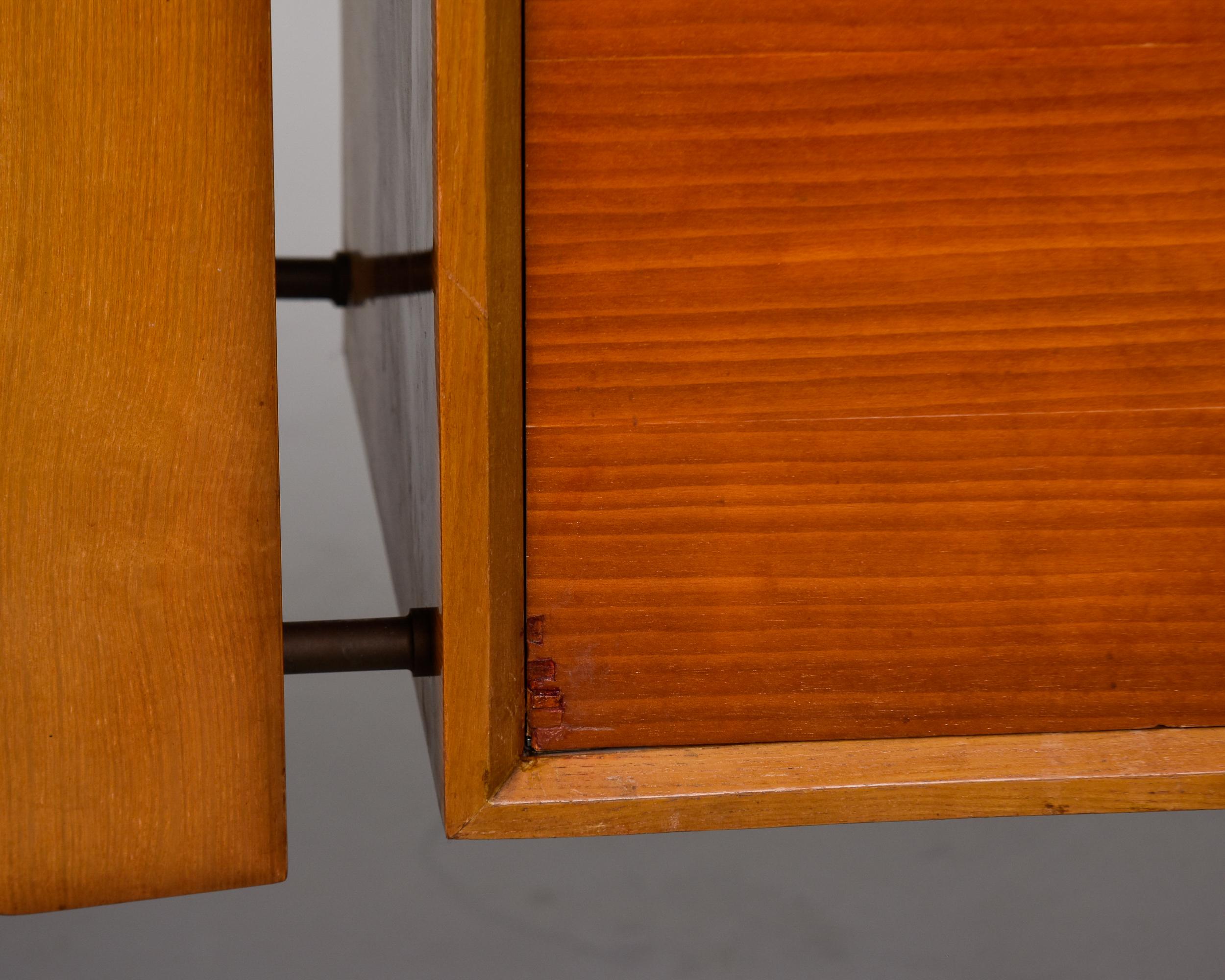 Buffet italien du milieu du siècle dernier à trois niveaux de couleur blonde avec pieds noirs en vente 8