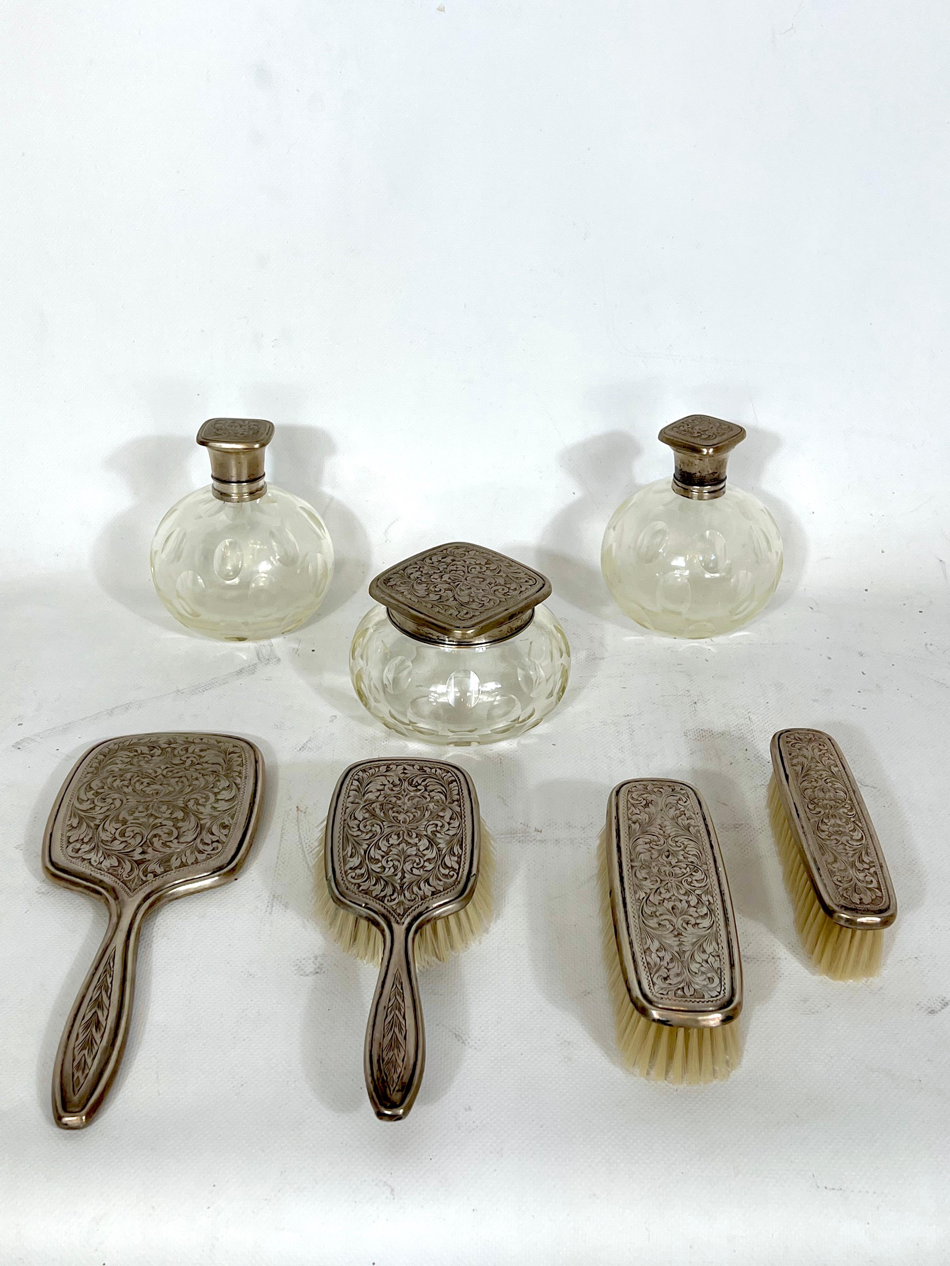 Good vintage condition with normal trace of age and use for this toilet set made from silver plated and blown murano glass.