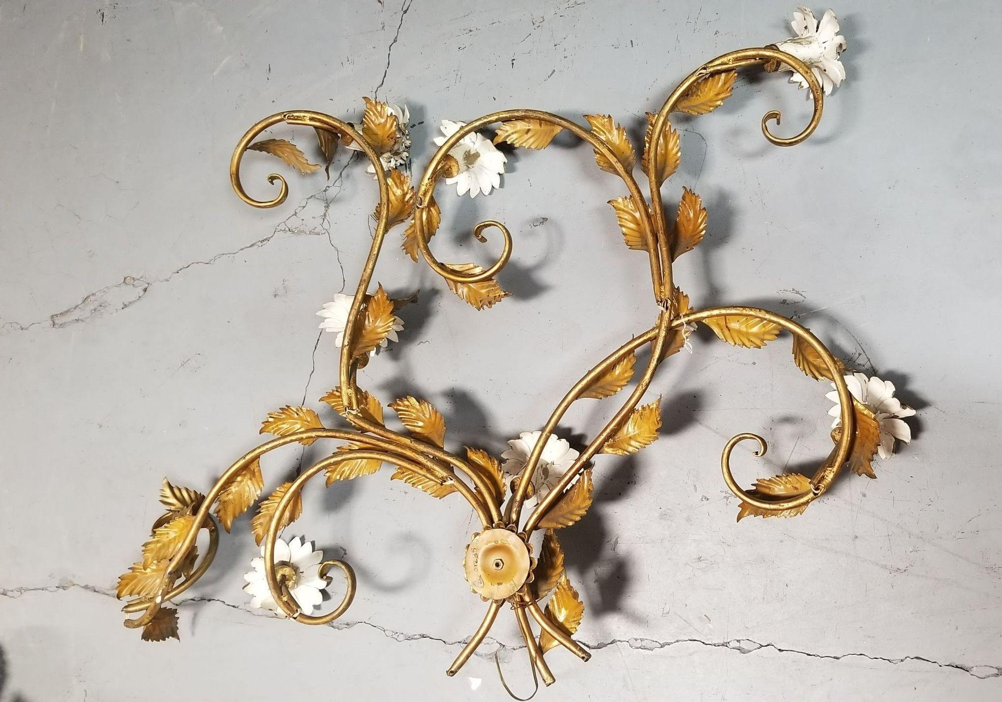 Mid Century Italian Tole Brass Floral Wall Sconce Sculpture In Excellent Condition For Sale In Van Nuys, CA