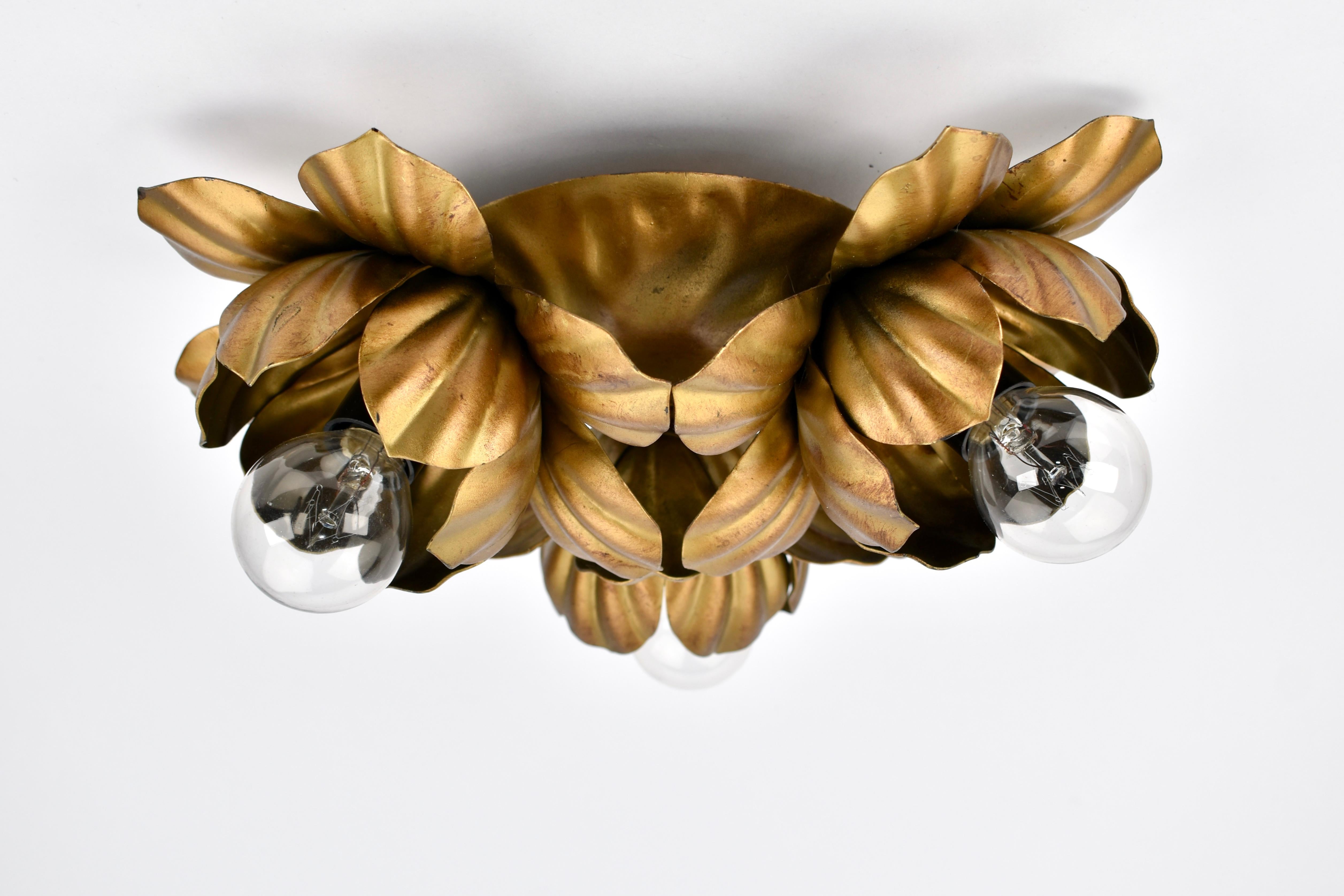 Este empotrable italiano vintage de los años sesenta es una auténtica obra de arte, fabricado en hierro pintado de dorado con un elegante motivo floral y de hojas en el clásico estilo florentino.

La luminaria dispone de tres puntos de luz, cada uno