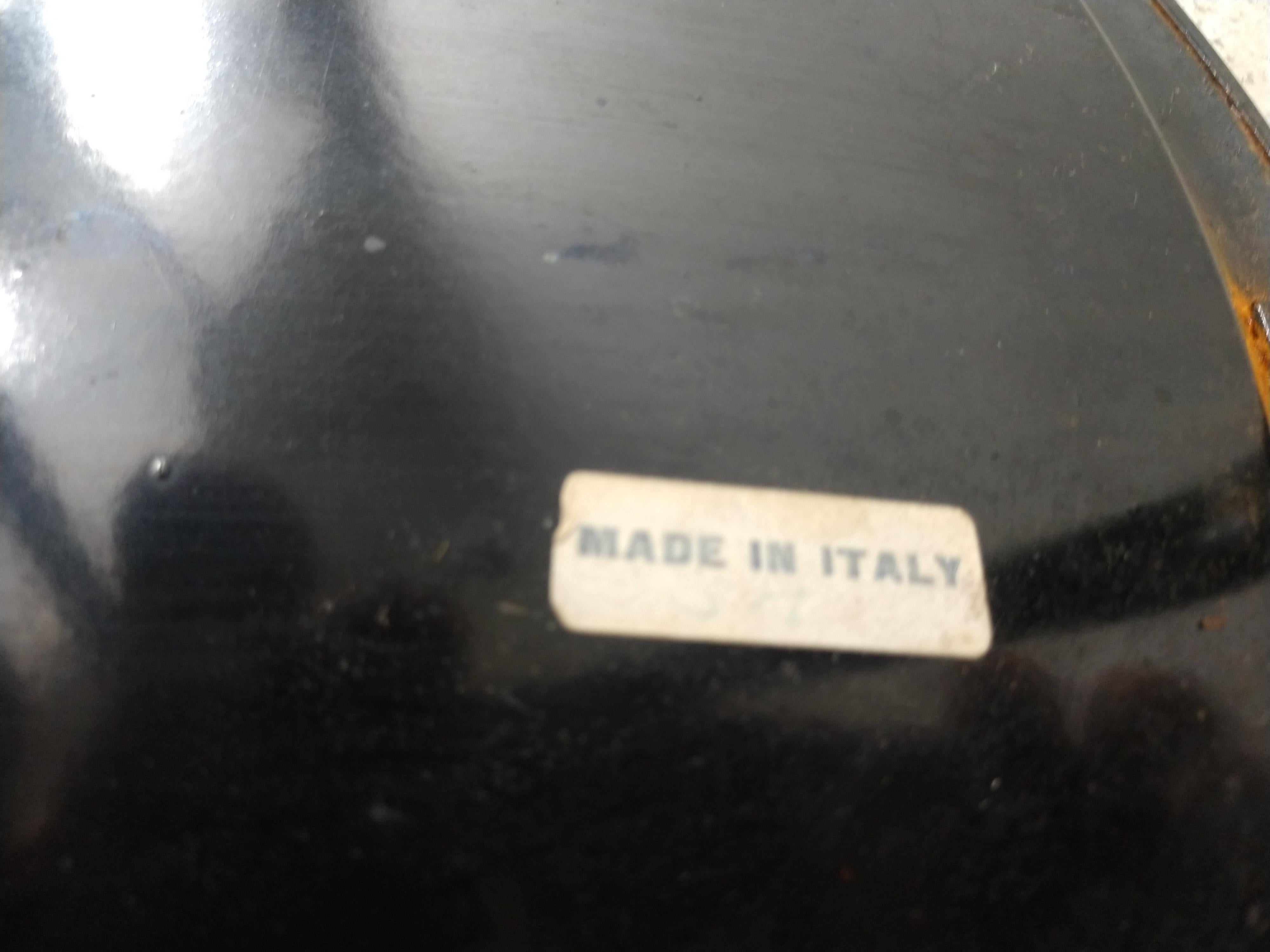 Milieu du XXe siècle Table d'appoint en tôle peinte italienne du milieu du siècle dernier, vers 1960 en vente