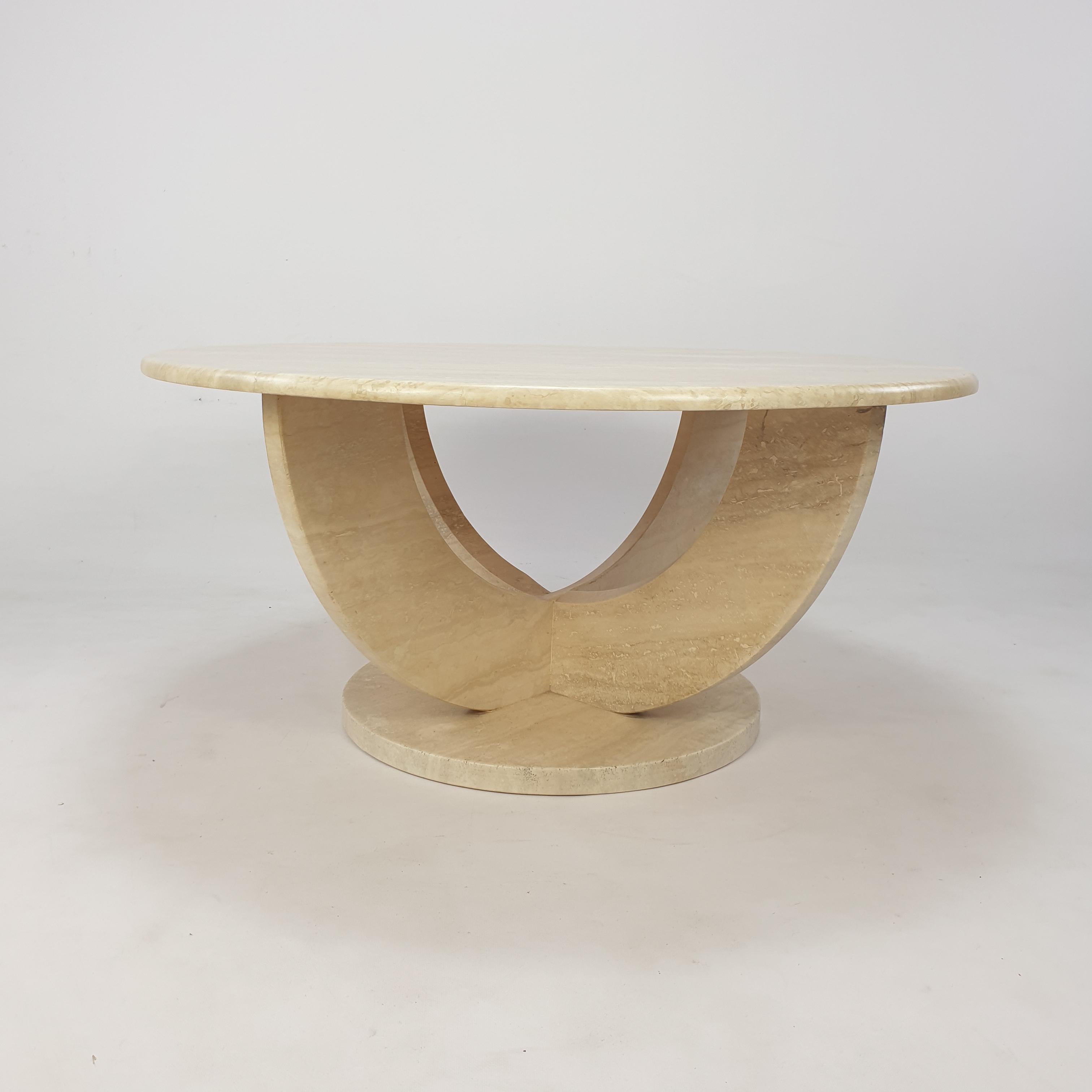 Mid-Century Modern Table basse italienne du milieu du siècle en travertin, années 1970 en vente