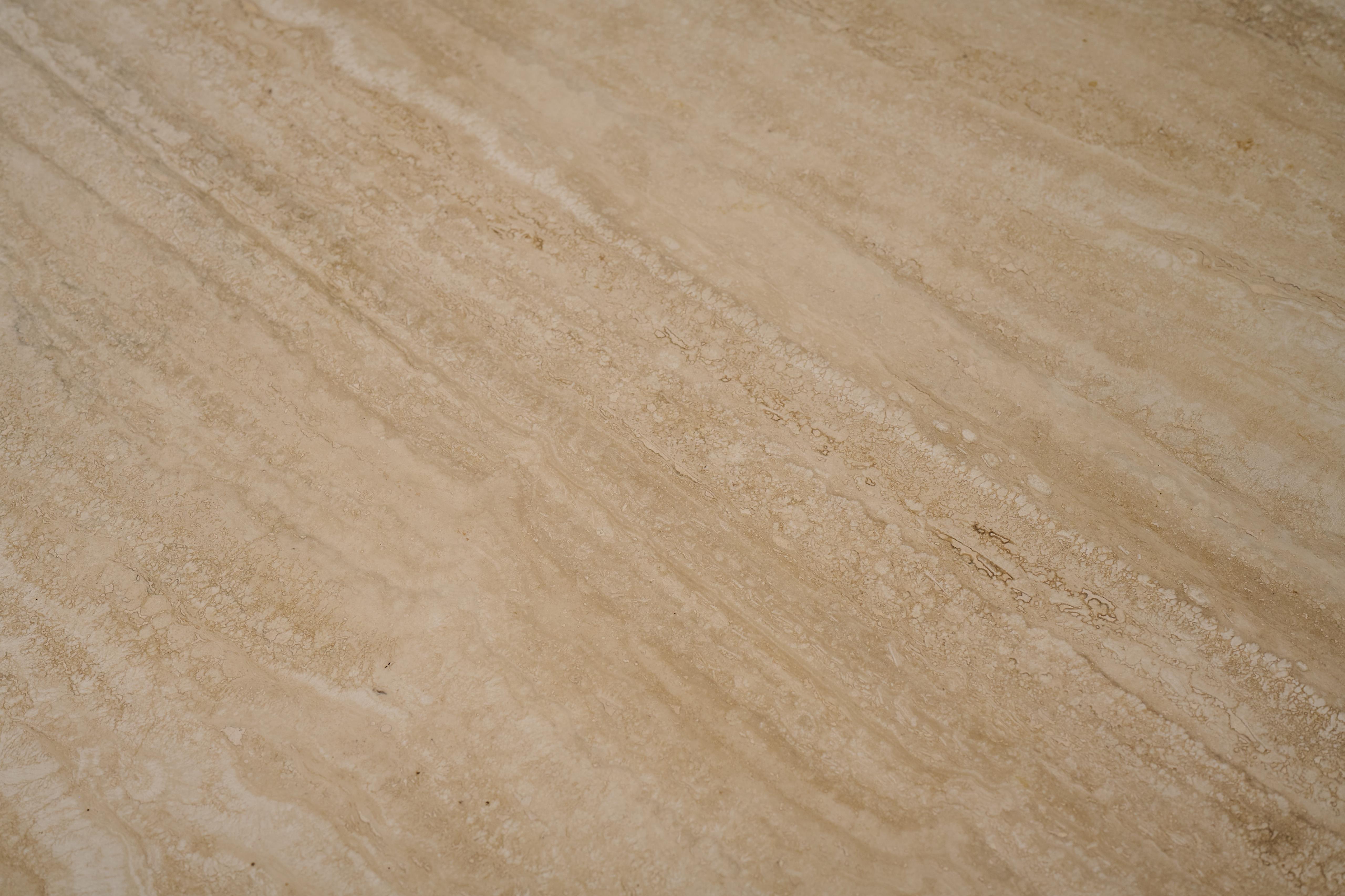 Mesa de comedor italiana de travertino de mediados de siglo siglo XX en venta