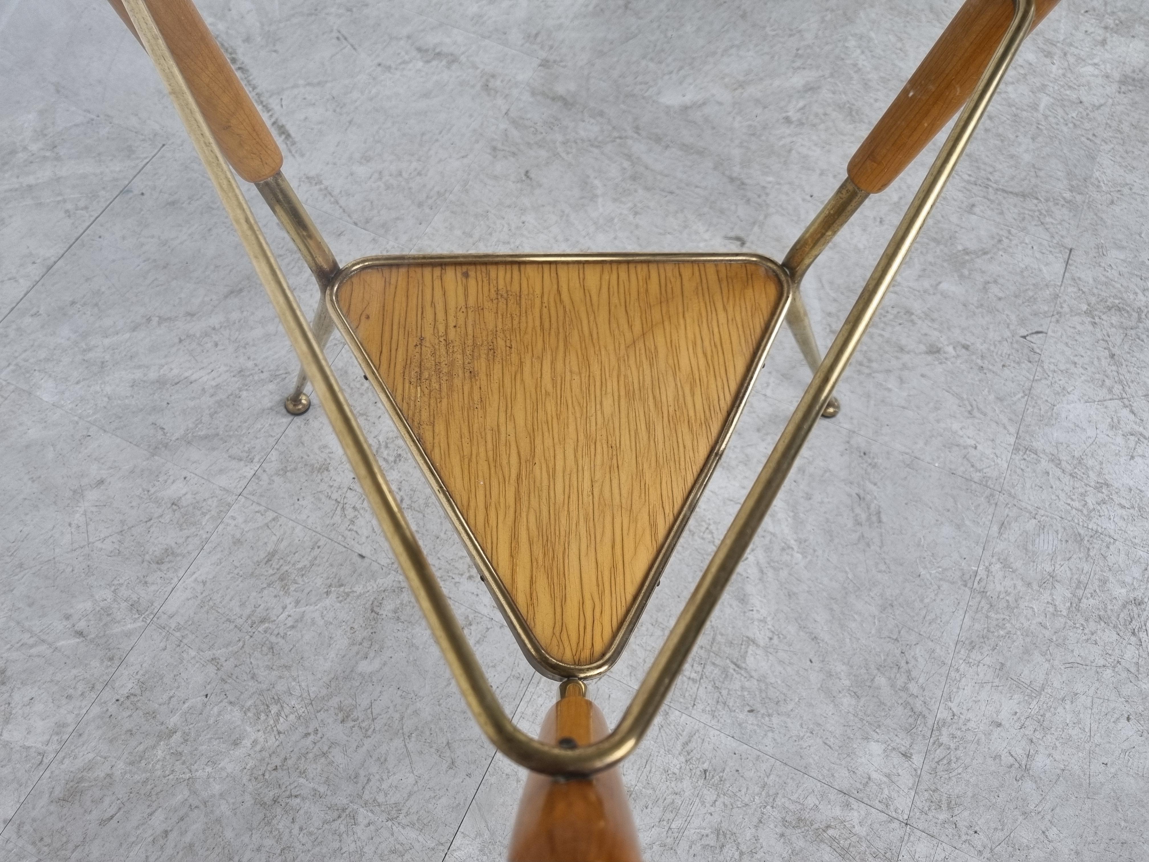 Elegant mid century tripod base coffee table with it's original triangular clear glass top.

Beautifully designed, very much in the style of Cesare Lacca.

Brass base with wooden table top supports.

1950s - Italy

Good