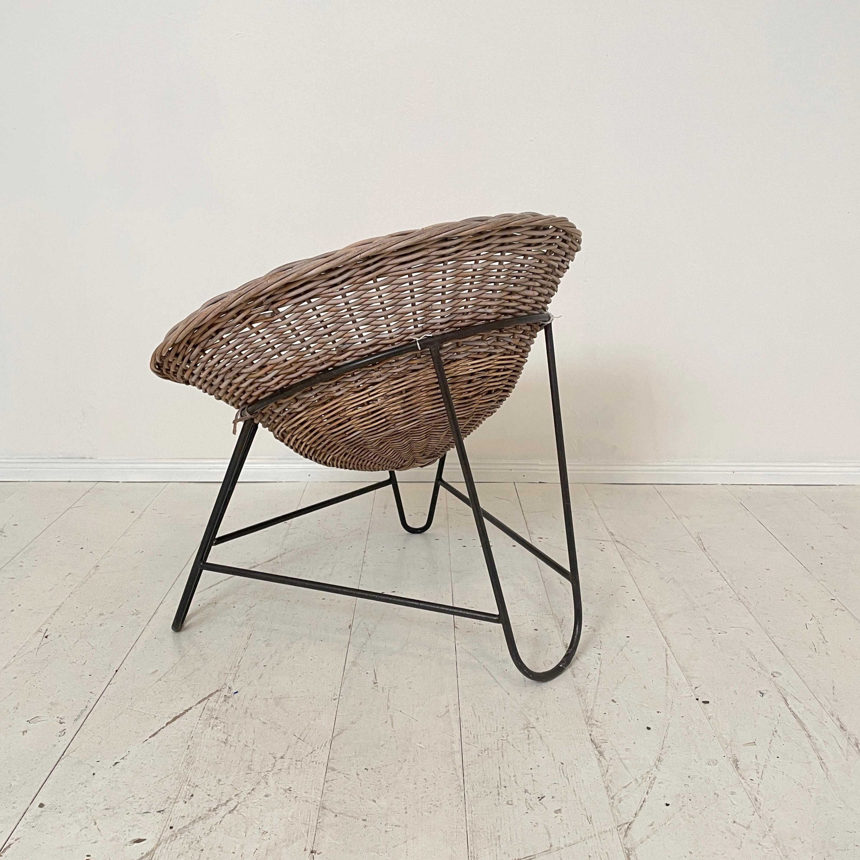 Mid Century Italian Tripod Lounge Basket Chair Style of Roberto Mango, 1950s In Good Condition In Berlin, DE