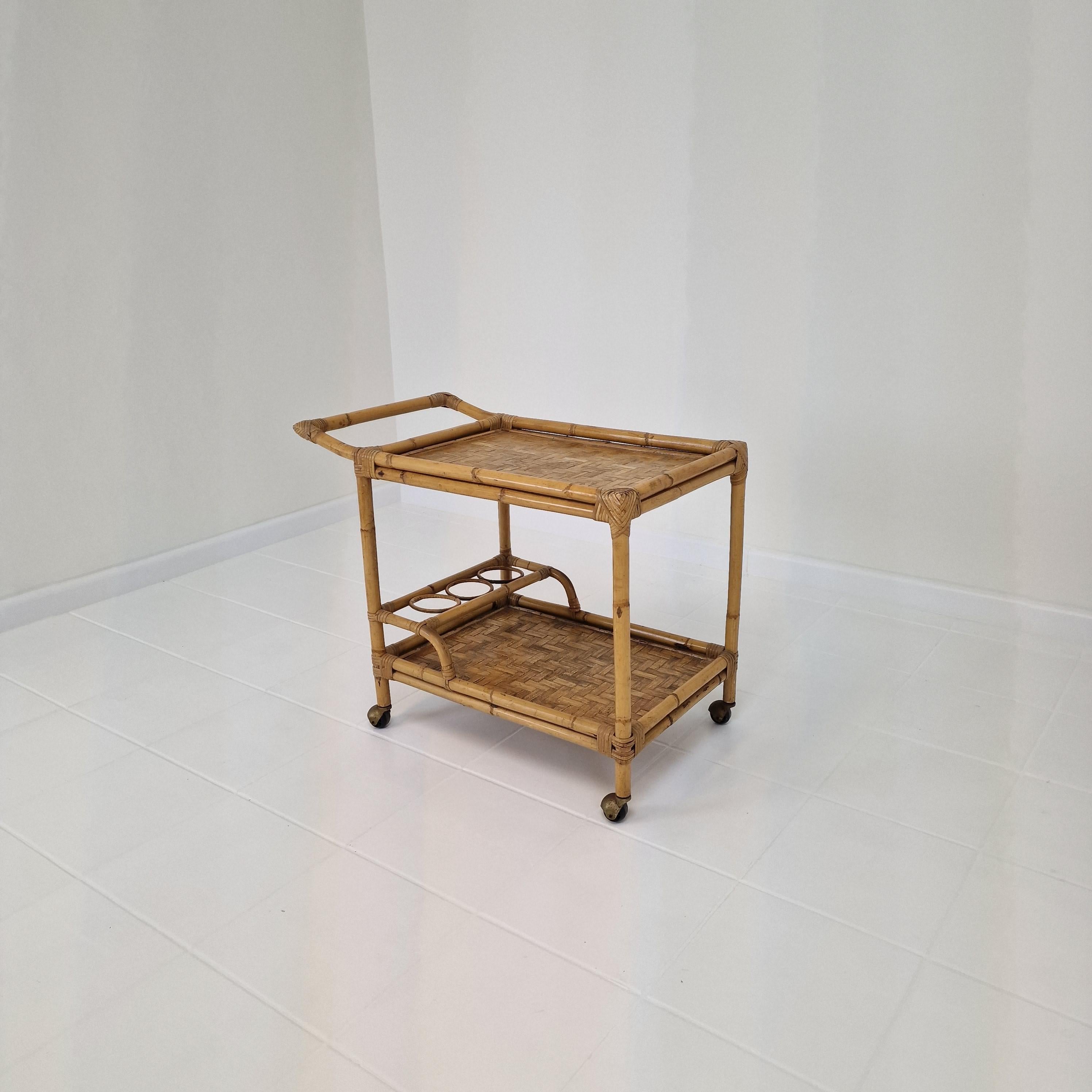 Carrello molto bello, prodotto in Italia negli anni '70.

Il carrello è realizzato in bambù e rattan e ha 4 ruote.

Presenta le normali tracce d'uso, un po' di ruggine sulle ruote (vedi foto).

Lavoriamo con imballatori e spedizionieri