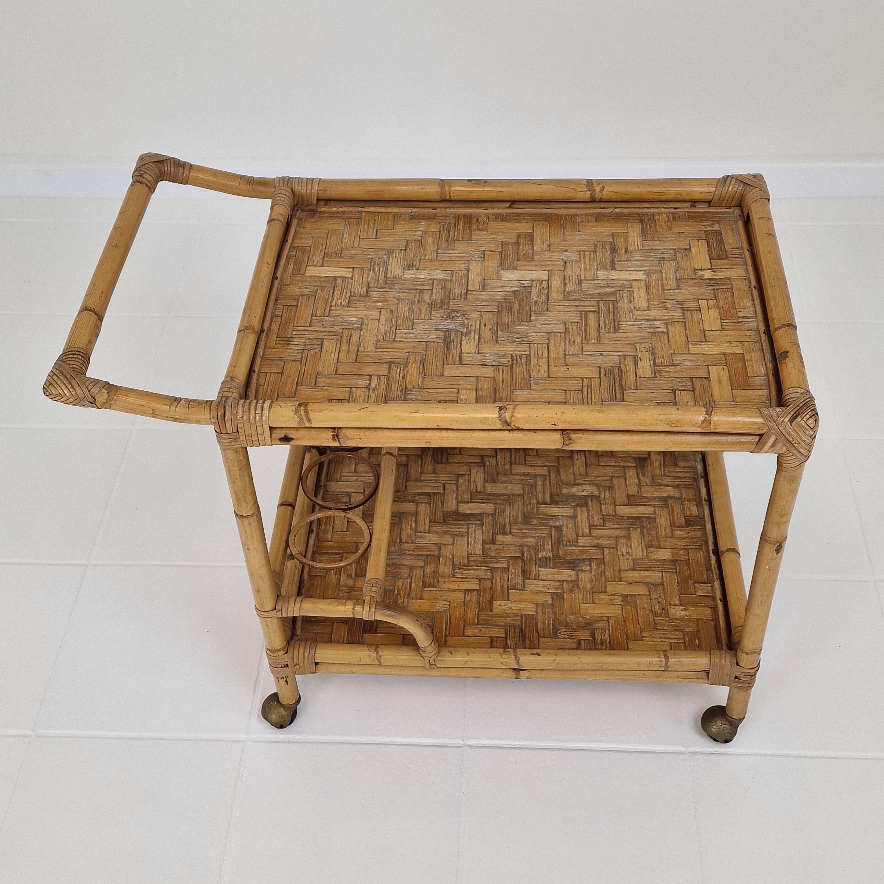 Legno Carrello italiano di metà secolo in bambù e rattan, anni '70 in vendita