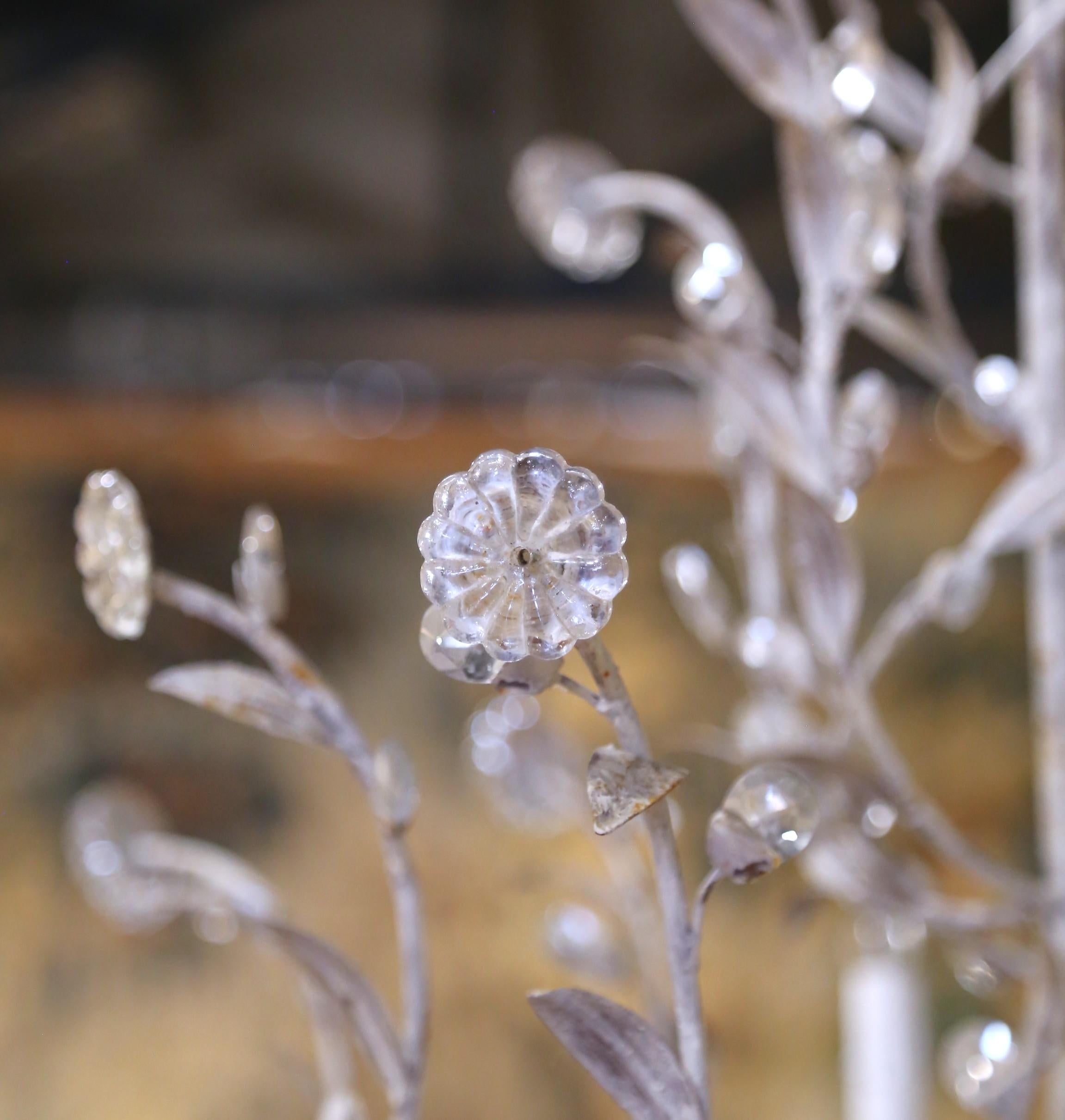 Lampadario italiano a dodici luci con fiori di cristallo del Medioevo in vendita 3