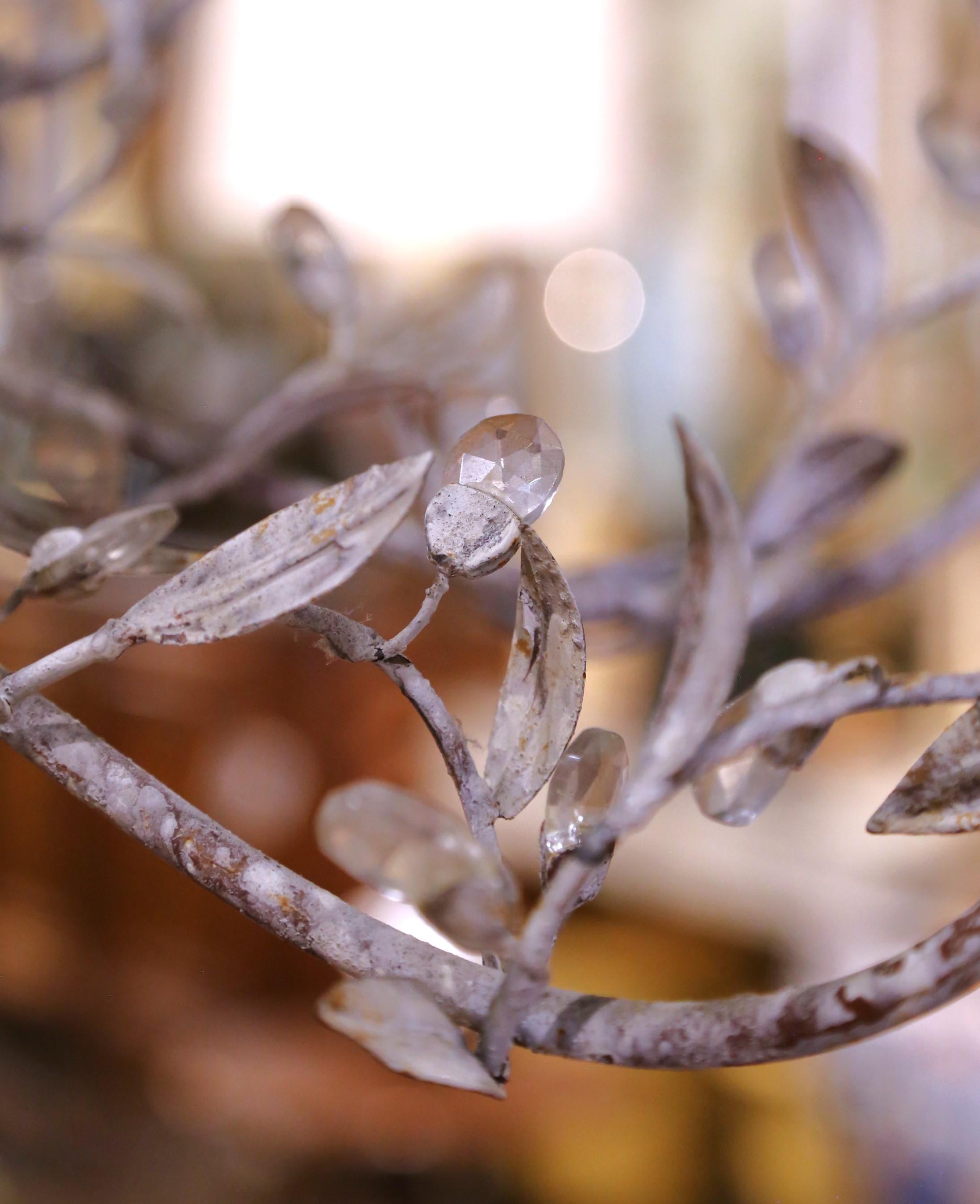 Lampadario italiano a dodici luci con fiori di cristallo del Medioevo in vendita 4