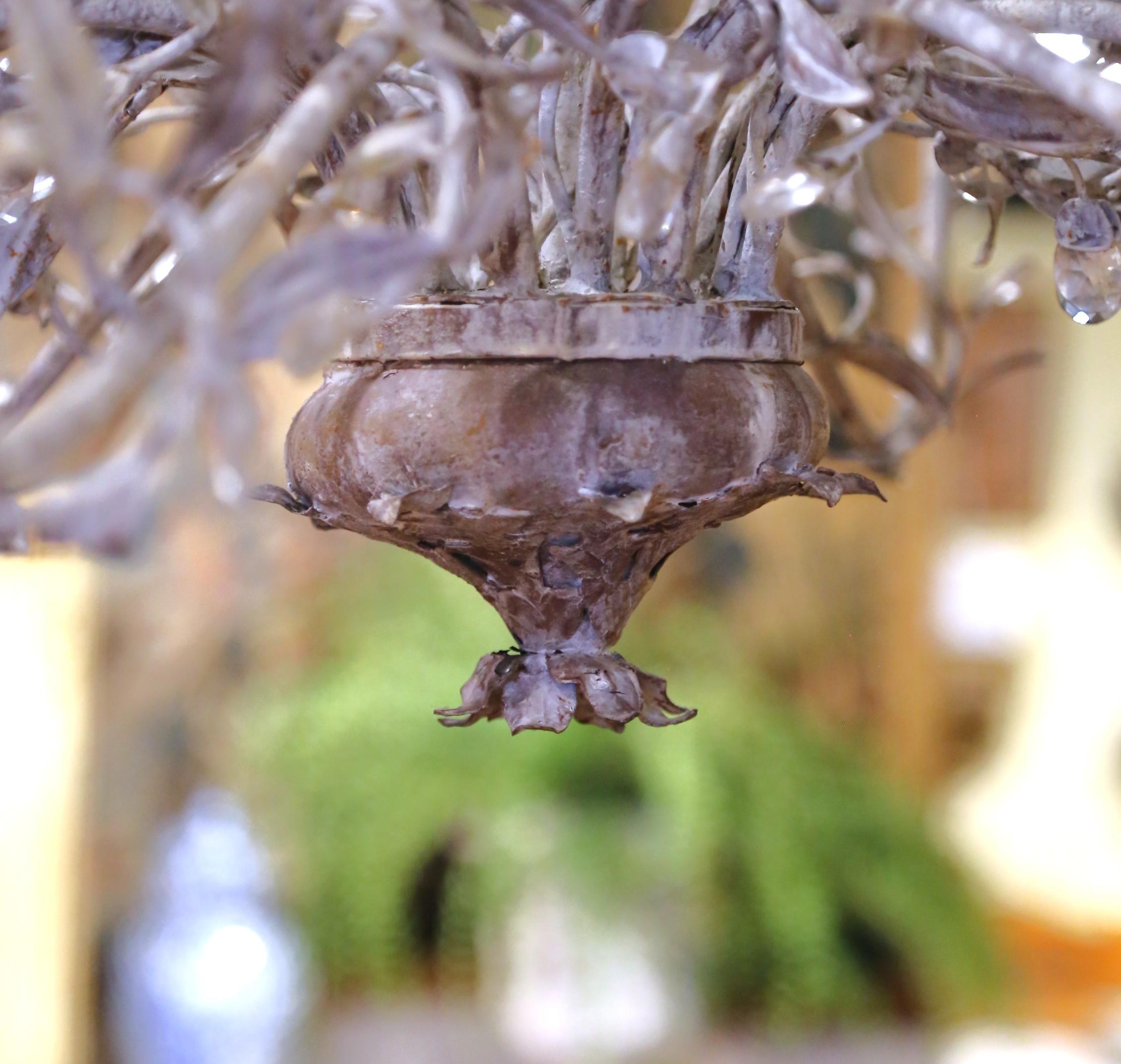 Lampadario italiano a dodici luci con fiori di cristallo del Medioevo in vendita 5