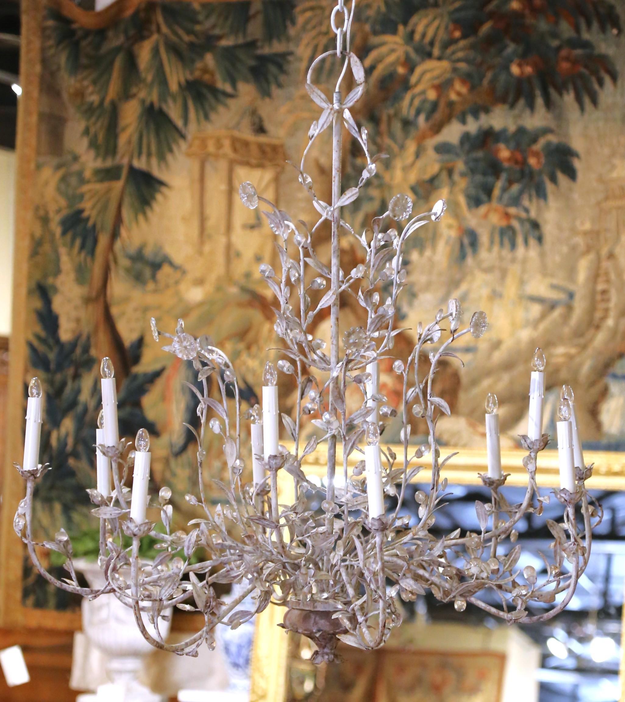 Italiano Lampadario italiano a dodici luci con fiori di cristallo del Medioevo in vendita