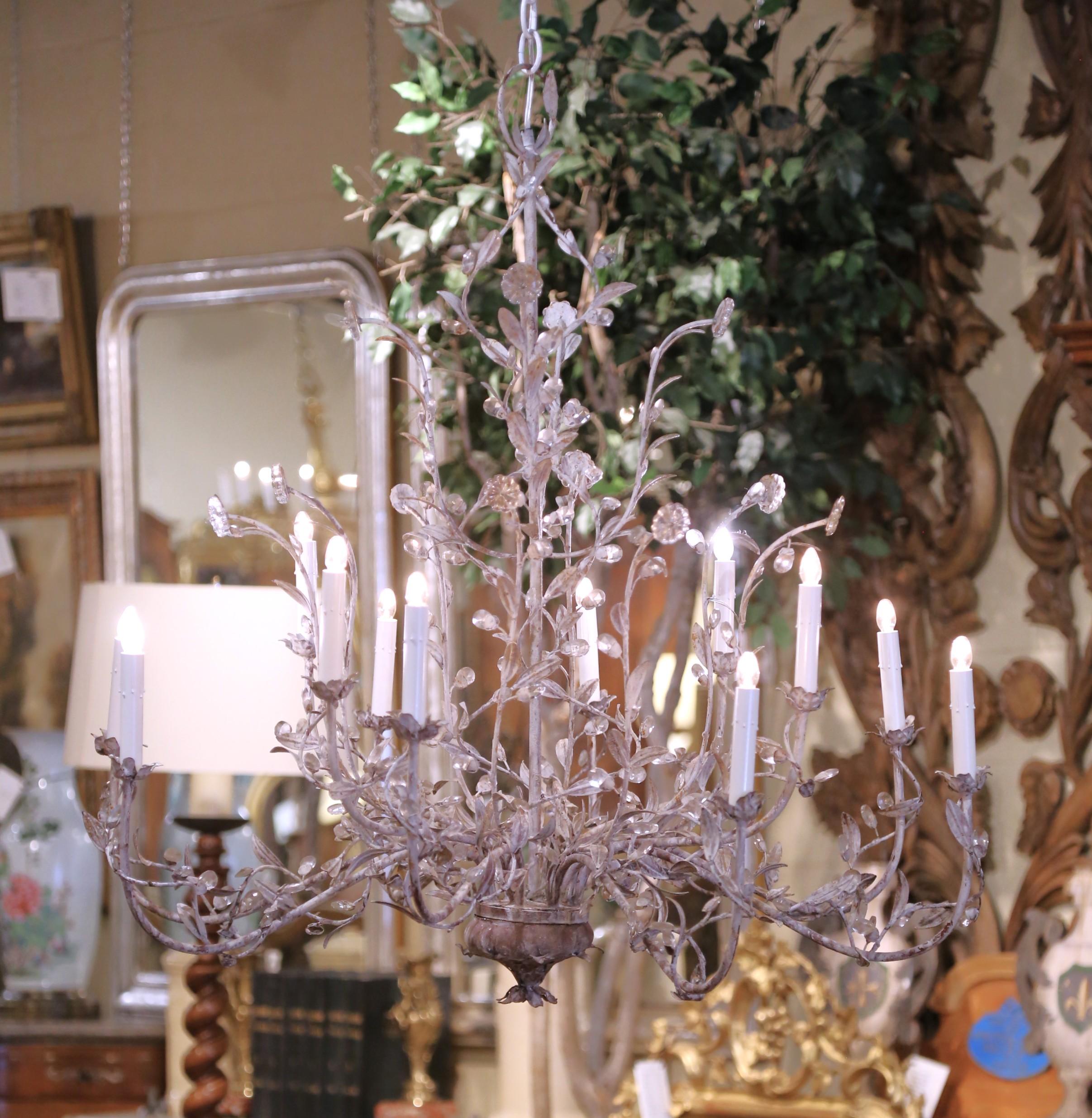 Fatto a mano Lampadario italiano a dodici luci con fiori di cristallo del Medioevo in vendita