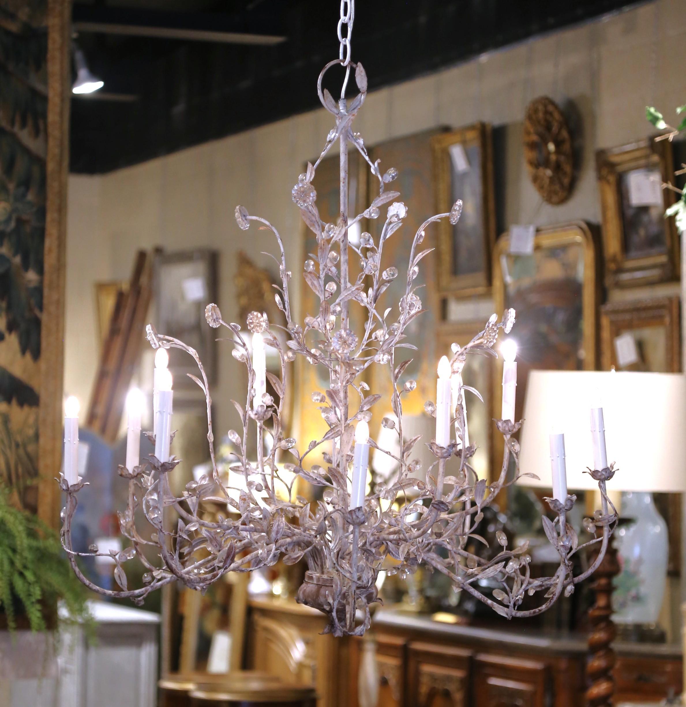 XX secolo Lampadario italiano a dodici luci con fiori di cristallo del Medioevo in vendita