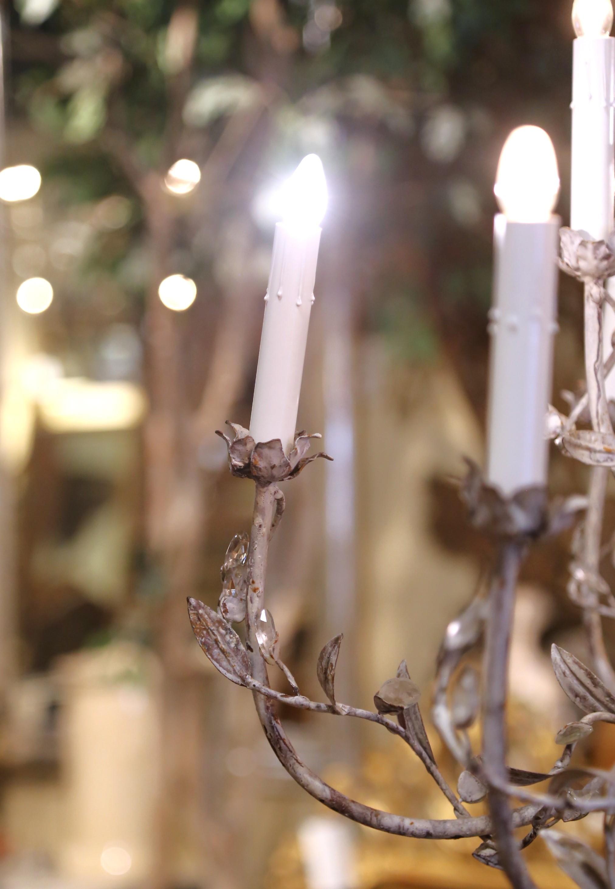 Metallo Lampadario italiano a dodici luci con fiori di cristallo del Medioevo in vendita