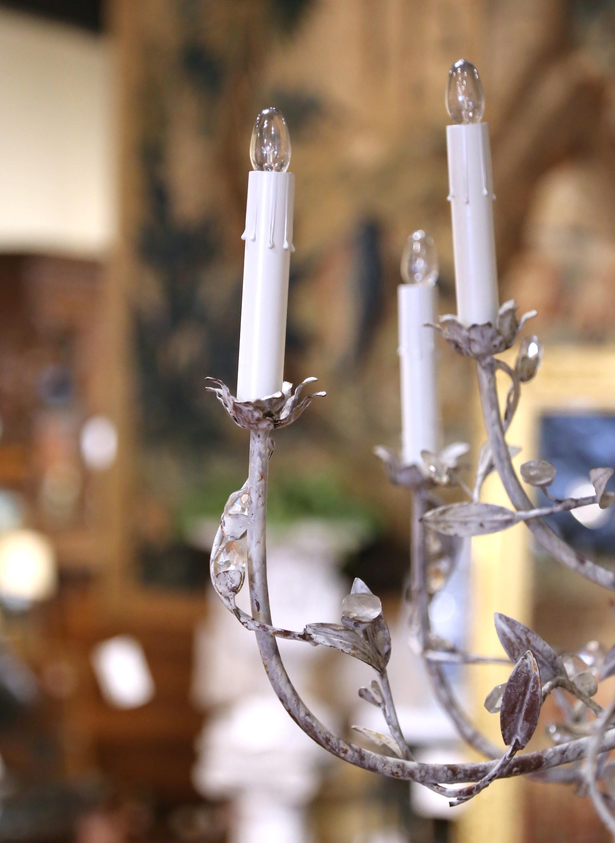 Lampadario italiano a dodici luci con fiori di cristallo del Medioevo in vendita 1