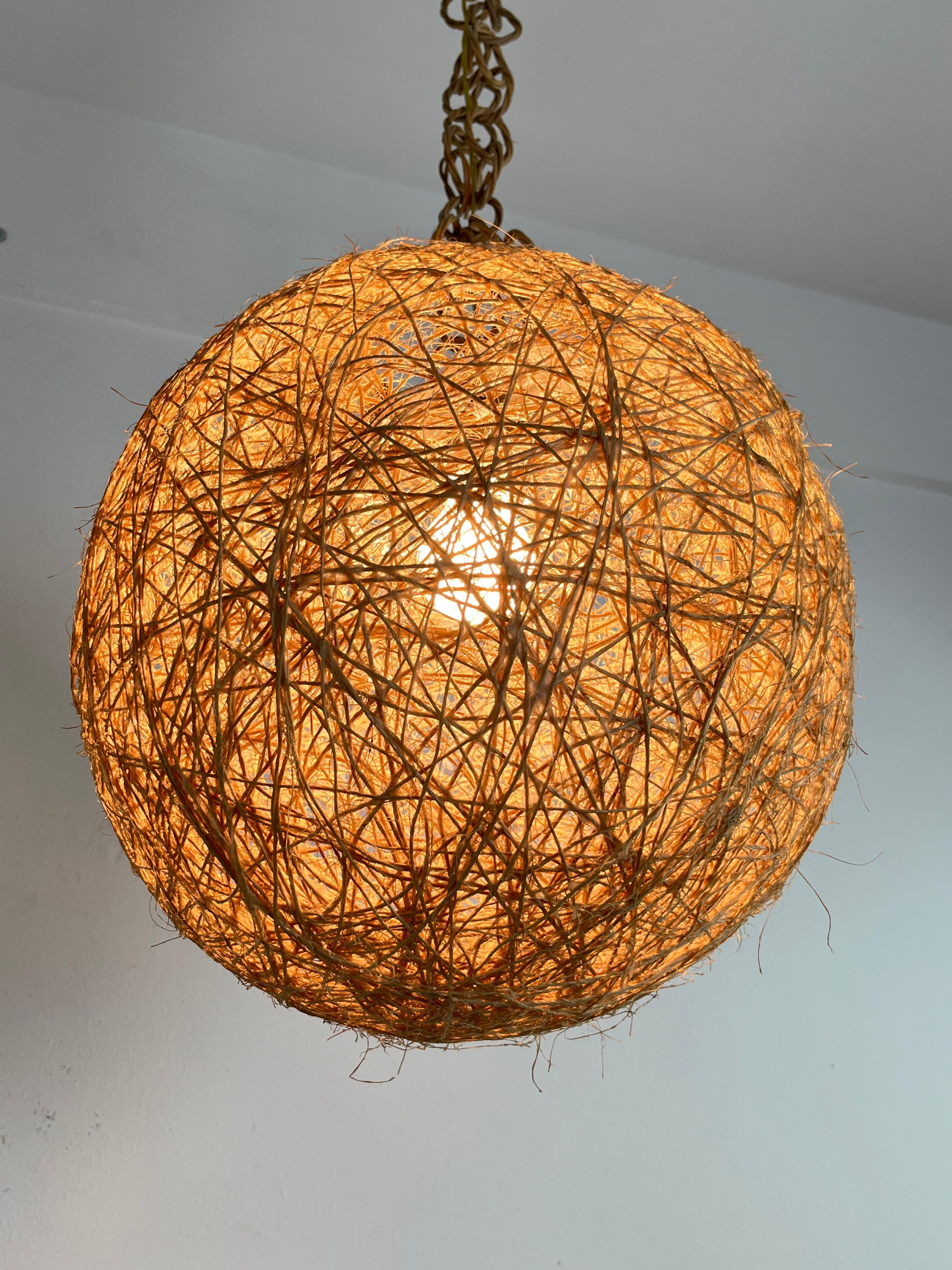 Italienischer Rattan-Kronleuchter aus der Mitte des Jahrhunderts, 1960er Jahre
Kugeldurchmesser 40 cm.
Intakt und in gutem Zustand.
E27-Lampe.