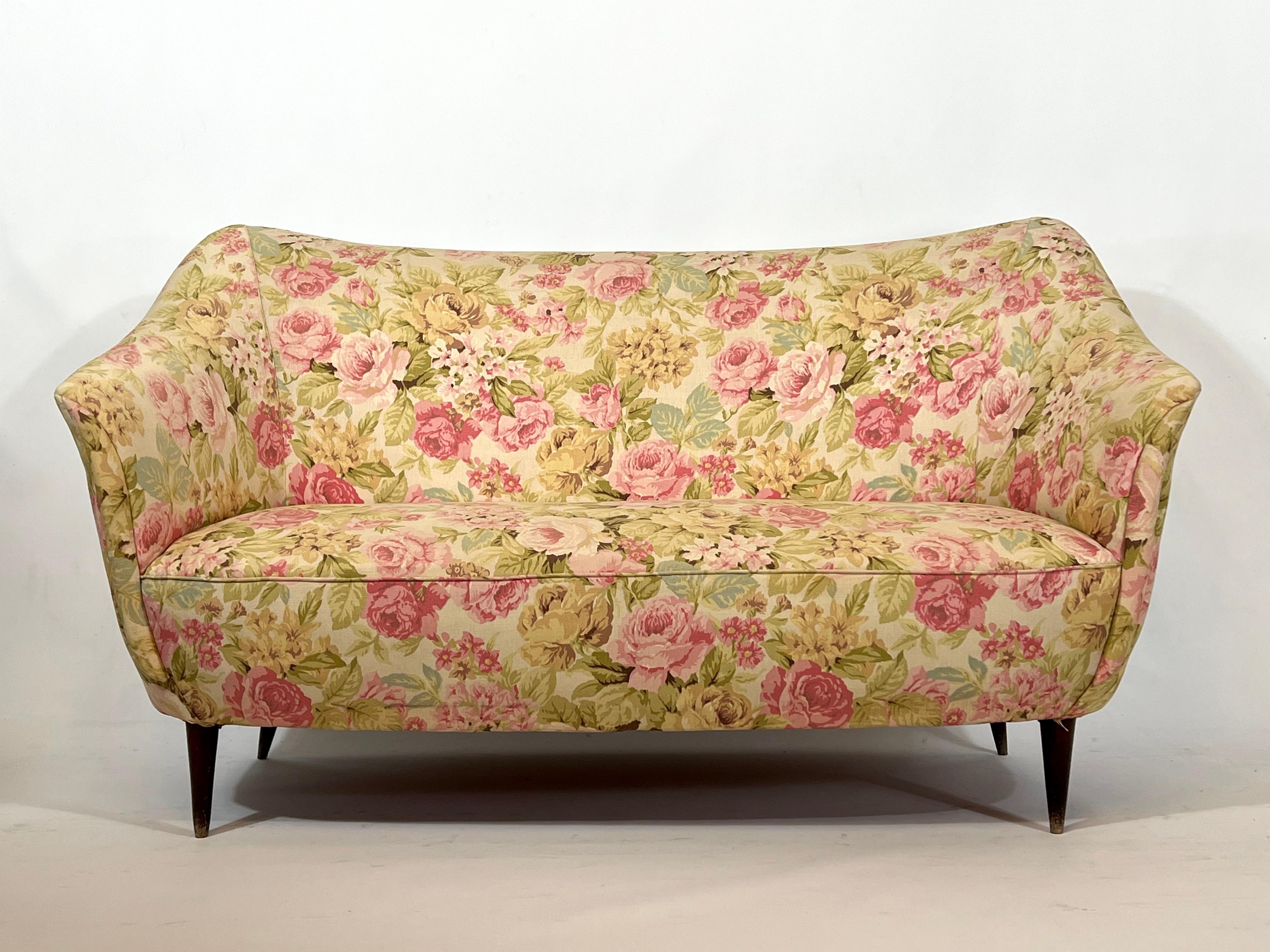 Italienisches Zweisitzer-Sofa aus der Mitte des Jahrhunderts im Stil von Gio Ponti im Angebot 5