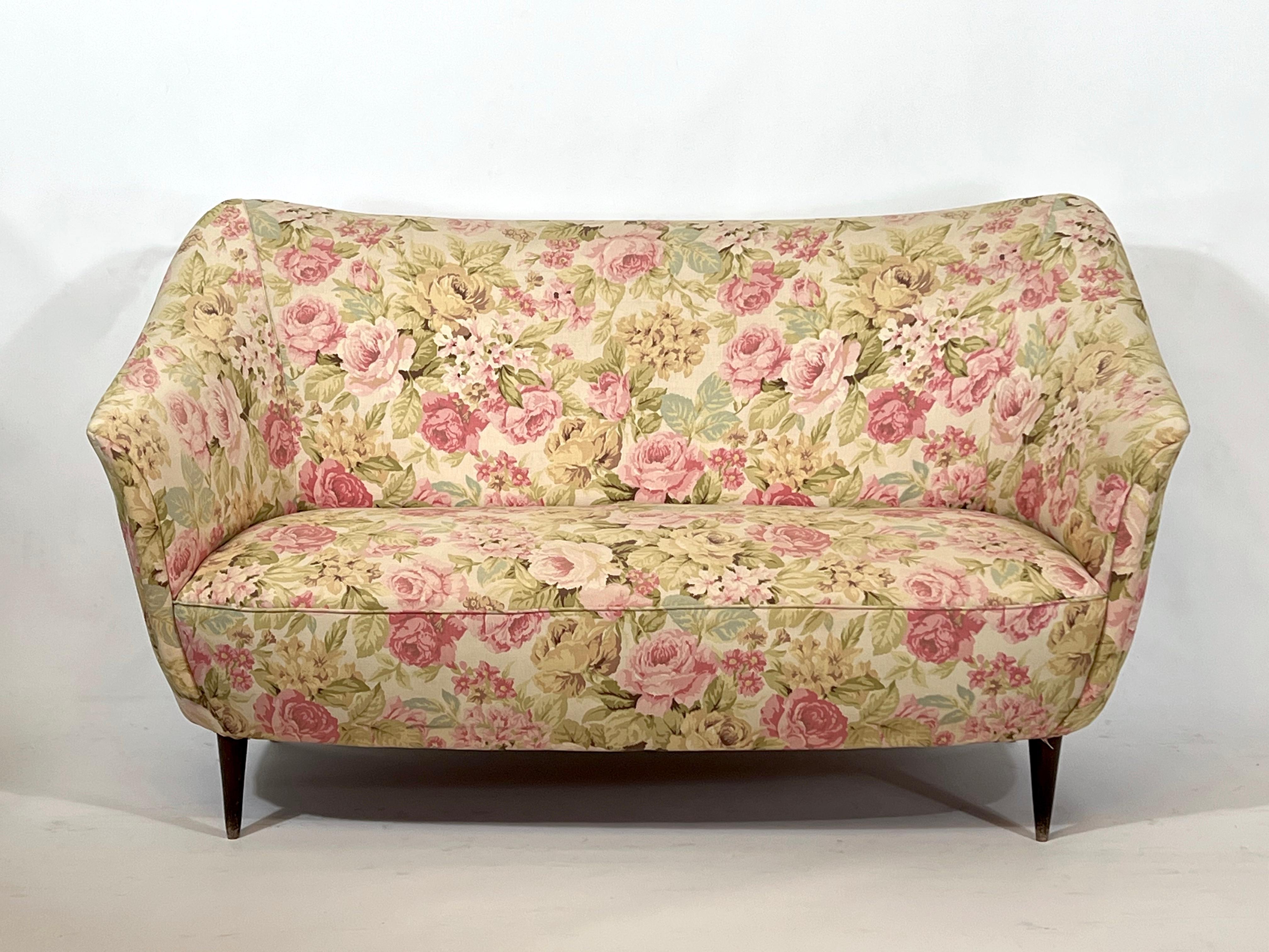 Toller Vintage-Zustand für dieses Zweisitzer-Sofa im Stil von Gio Ponti, das in den 50er Jahren in Italien hergestellt wurde.