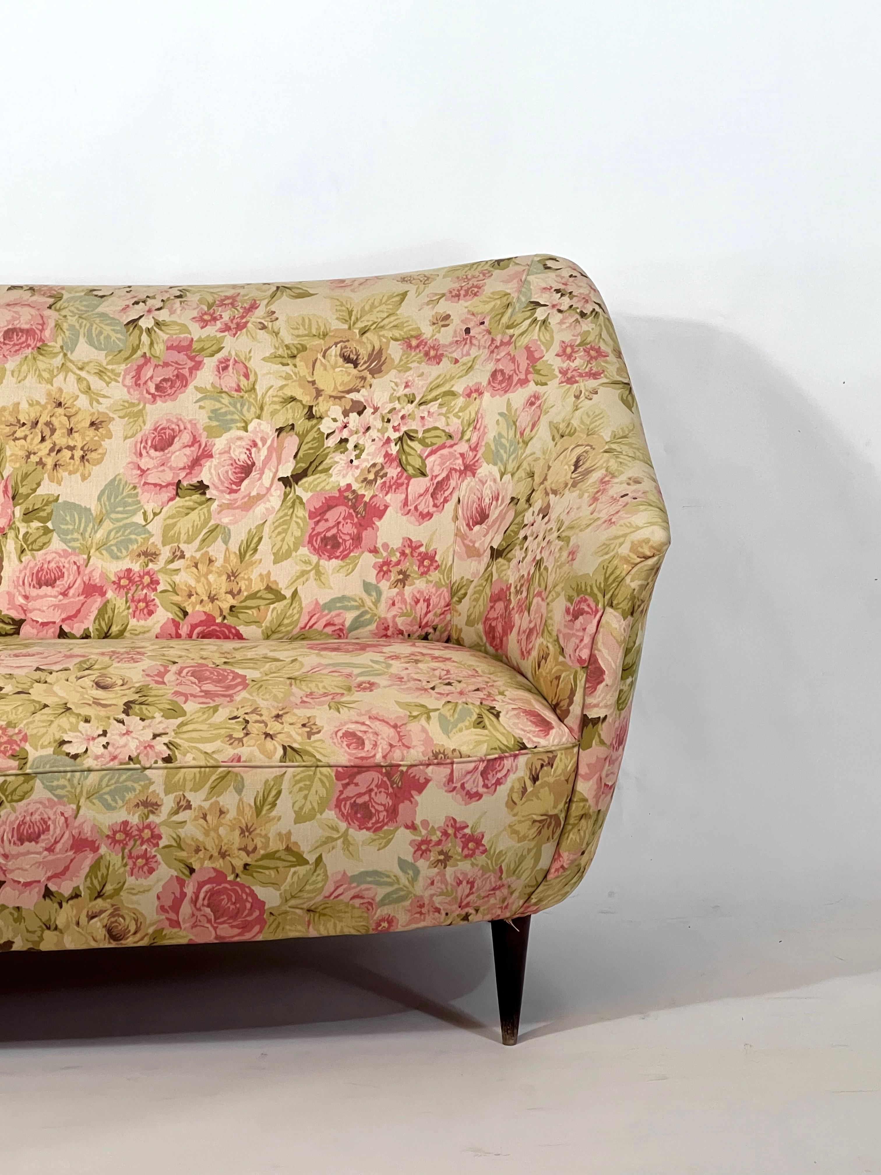 Italienisches Zweisitzer-Sofa aus der Mitte des Jahrhunderts im Stil von Gio Ponti (Moderne der Mitte des Jahrhunderts) im Angebot