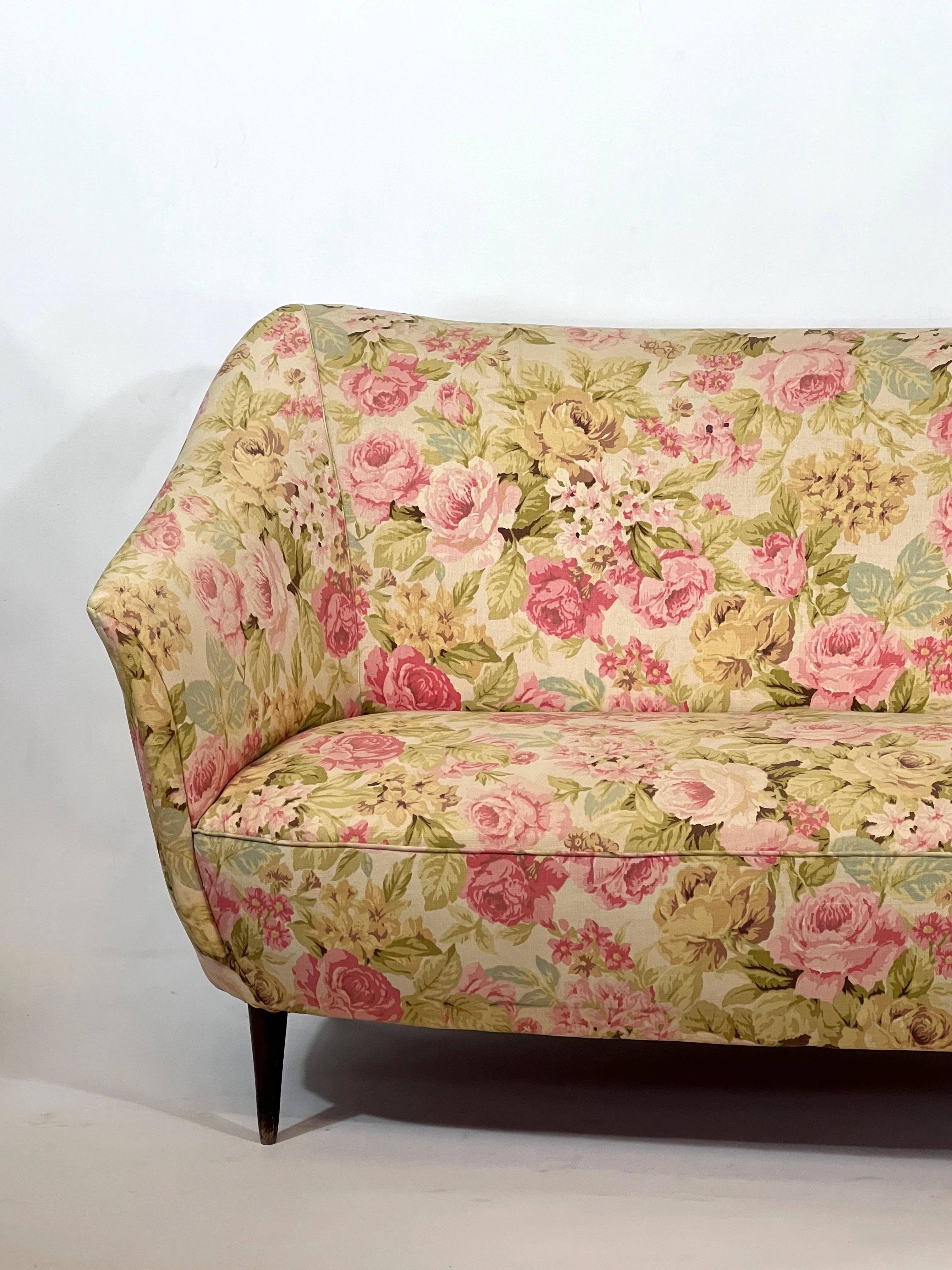 Italienisches Zweisitzer-Sofa aus der Mitte des Jahrhunderts im Stil von Gio Ponti im Zustand „Gut“ im Angebot in Catania, CT