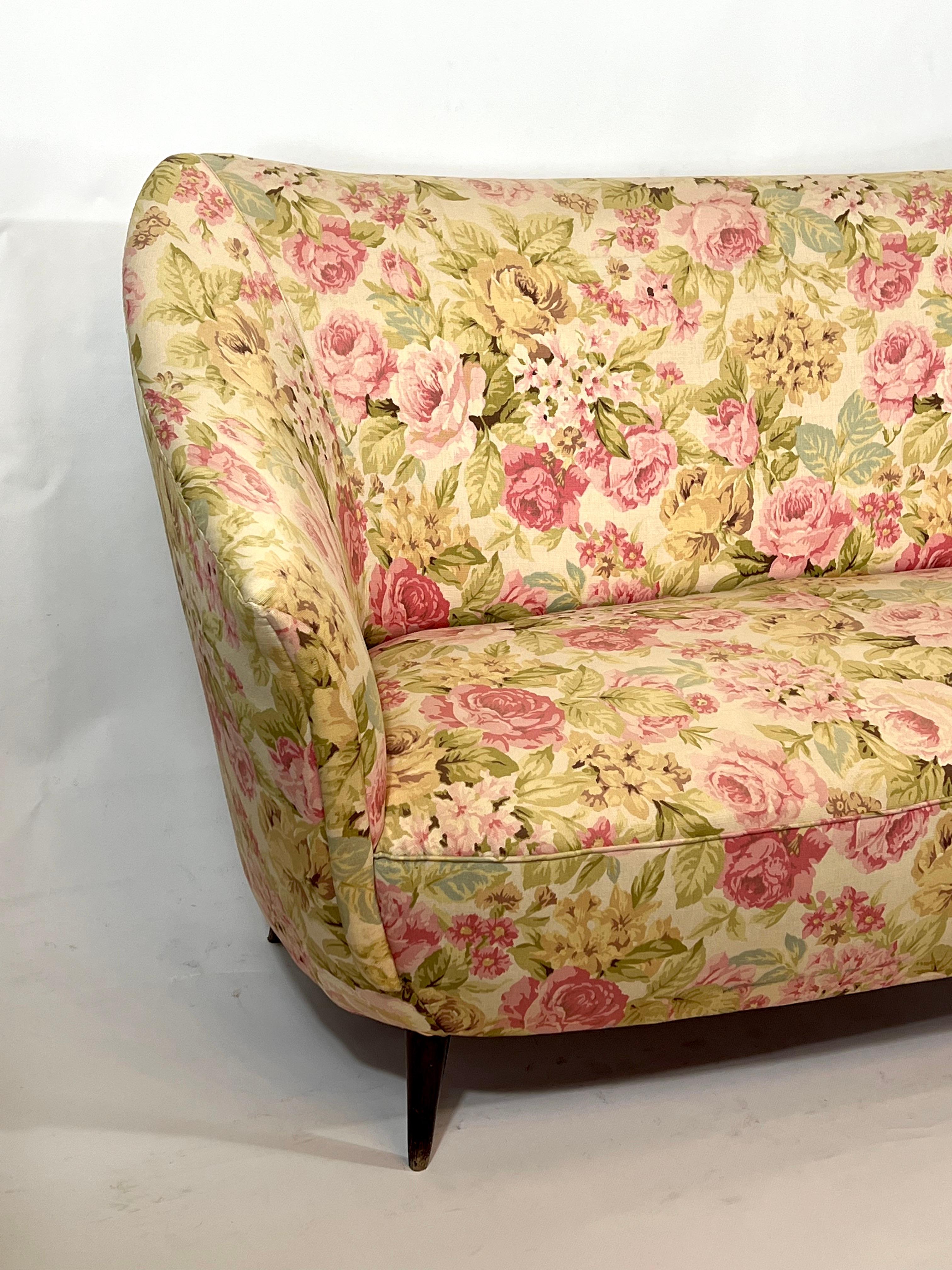 Italienisches Zweisitzer-Sofa aus der Mitte des Jahrhunderts im Stil von Gio Ponti (Stoff) im Angebot