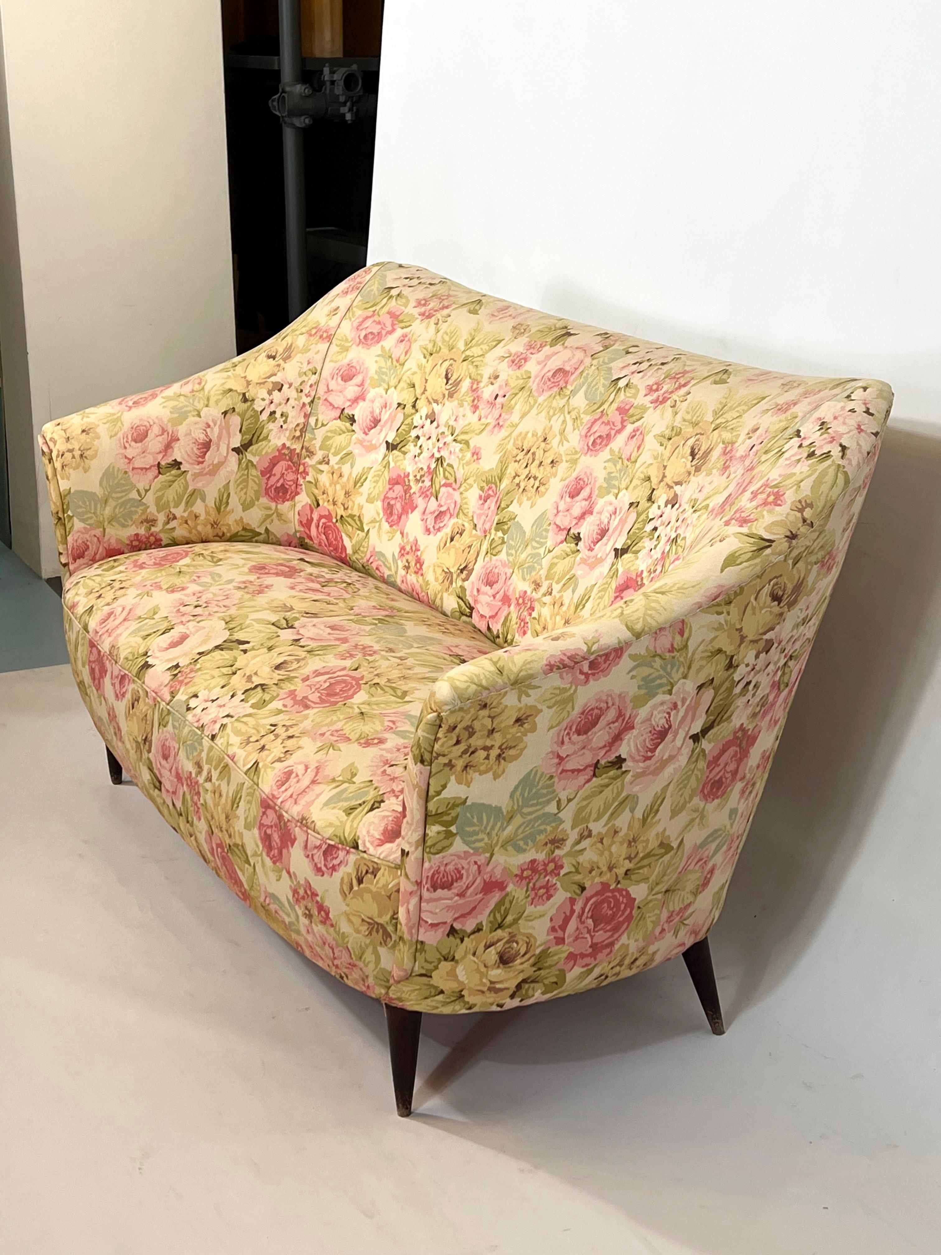 Italienisches Zweisitzer-Sofa aus der Mitte des Jahrhunderts im Stil von Gio Ponti im Angebot 2