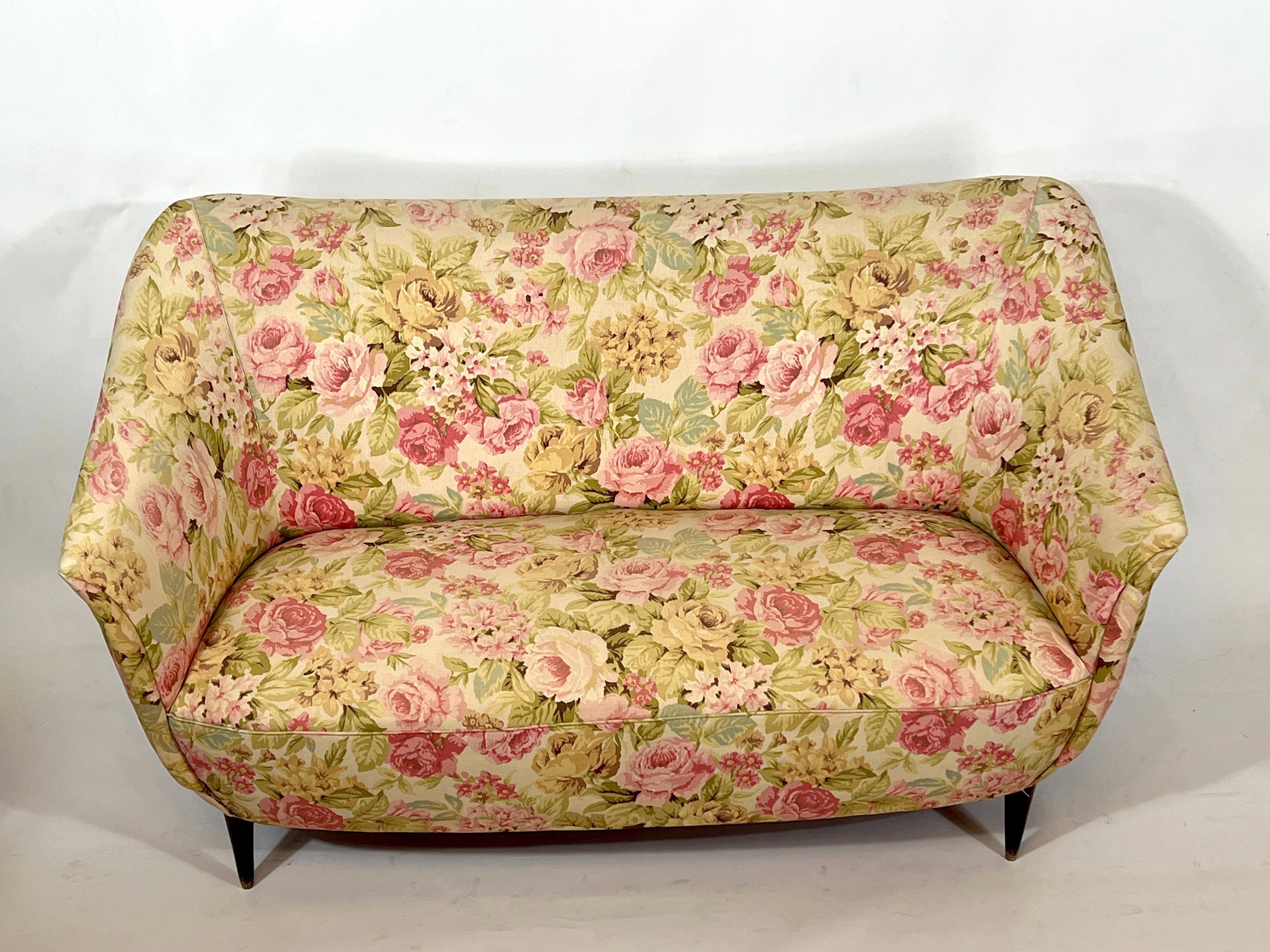 Italienisches Zweisitzer-Sofa aus der Mitte des Jahrhunderts im Stil von Gio Ponti im Angebot 3
