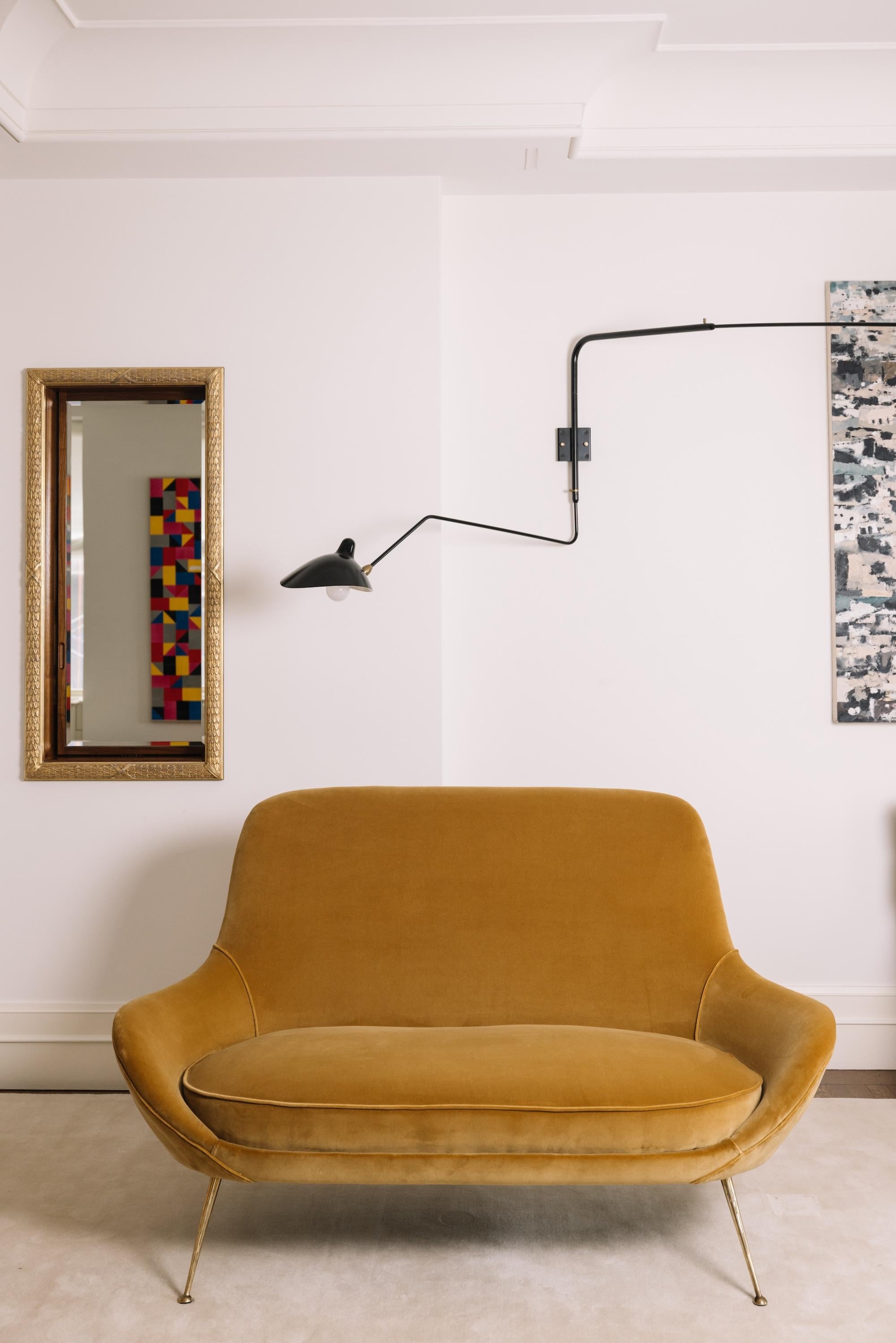 Dieser Zweisitzer aus den 1950er Jahren ist ein raffiniertes Beispiel für das italienische Sofadesign der Mitte des Jahrhunderts. Er verkörpert die skulpturale Eleganz und Innovation, die den italienischen Modernismus der Nachkriegszeit prägten. Die