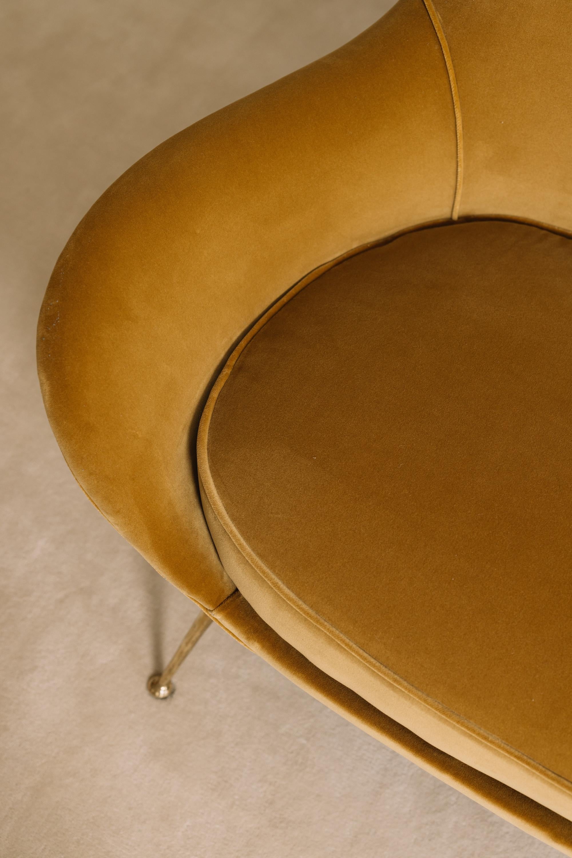 Italienisches Zweisitzer-Sofa aus der Jahrhundertmitte, restauriert in Pierre-Frey-Samt (Moderne der Mitte des Jahrhunderts) im Angebot