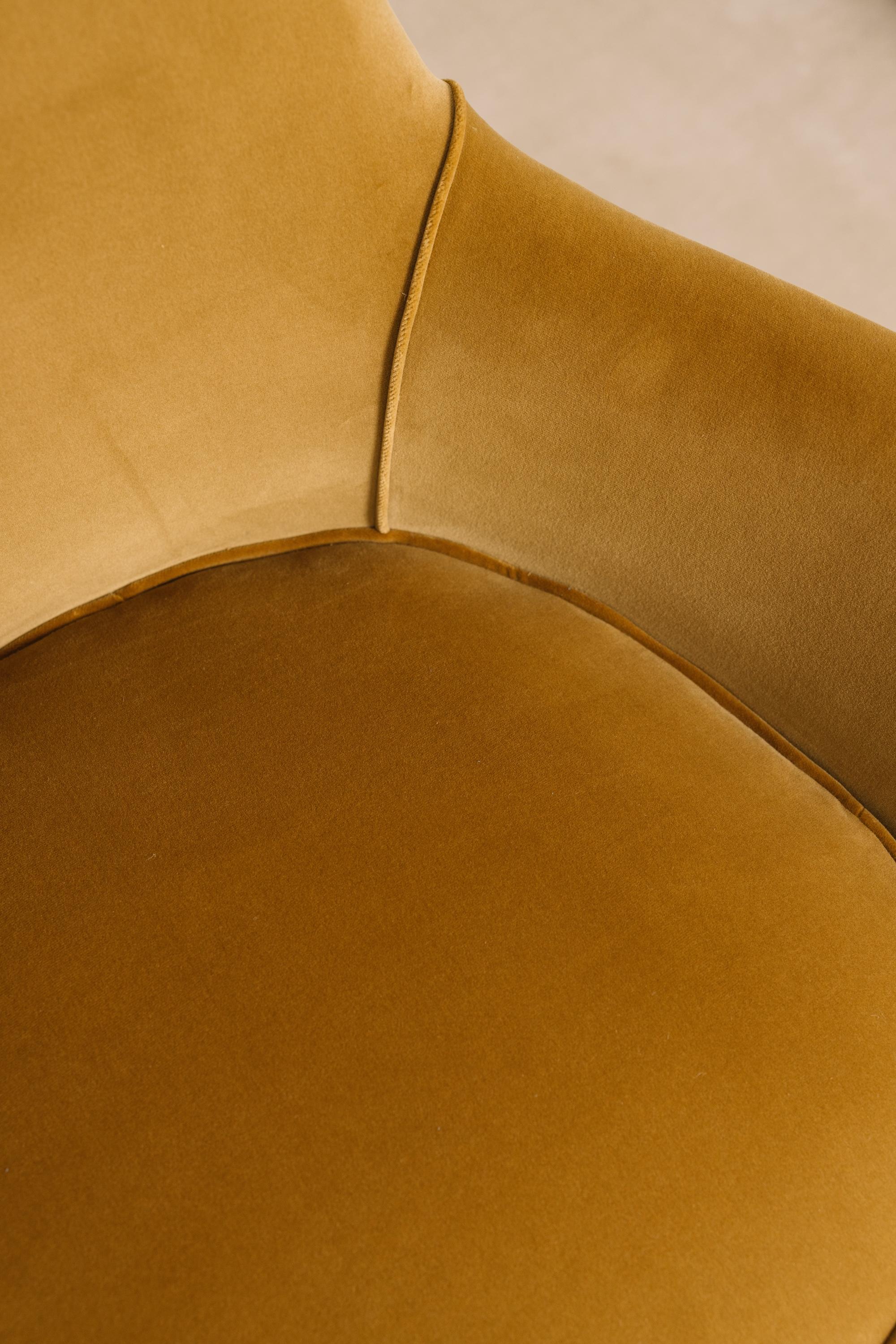 Italienisches Zweisitzer-Sofa aus der Jahrhundertmitte, restauriert in Pierre-Frey-Samt im Zustand „Gut“ im Angebot in New York, NY