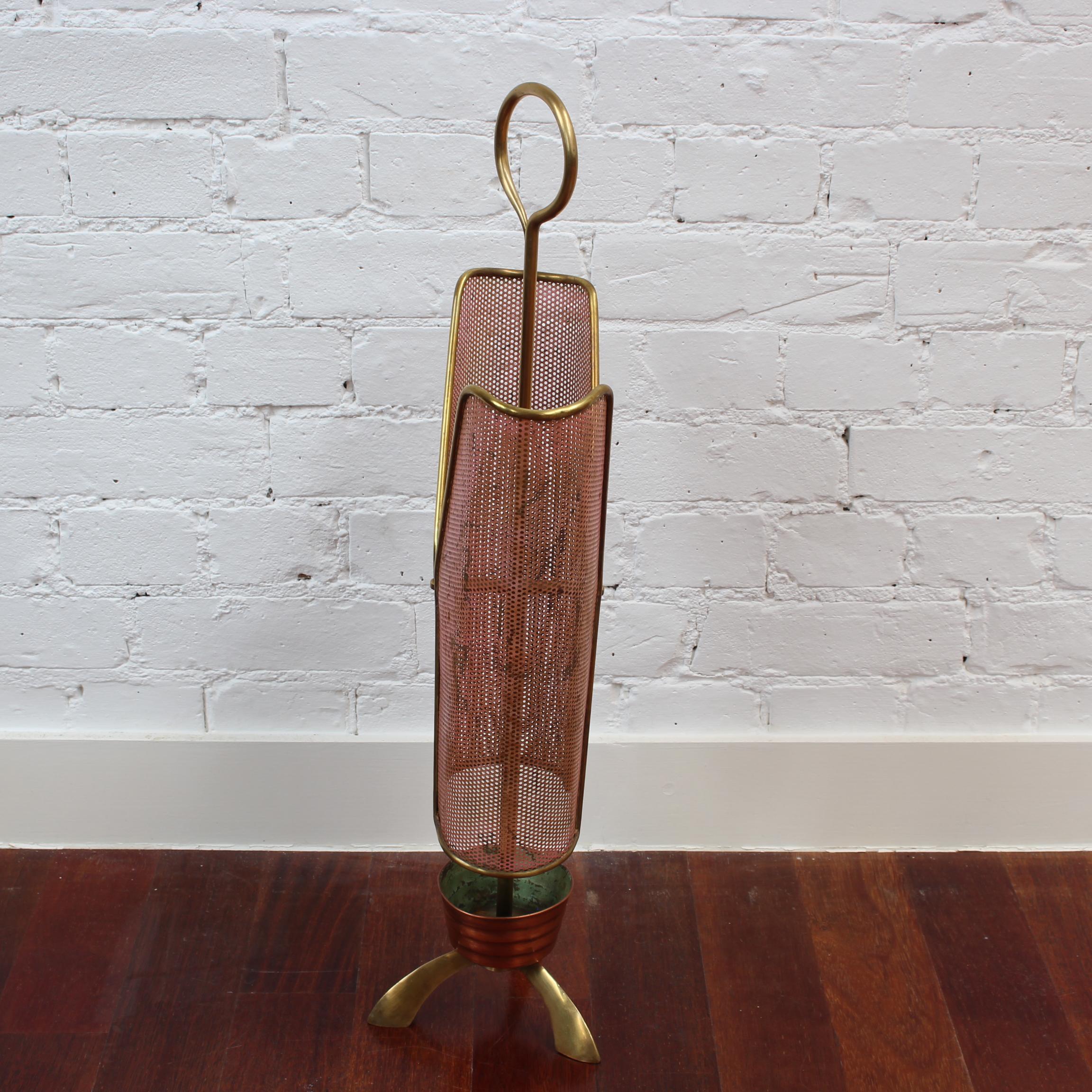 Portaombrelli italiano di metà secolo in ottone e metallo di Cesare Lacca (circa anni '50). Una creazione assolutamente straordinaria nello stile inimitabile del designer; immagina questo pezzo nel foyer di casa tua o nell'ingresso di un elegante